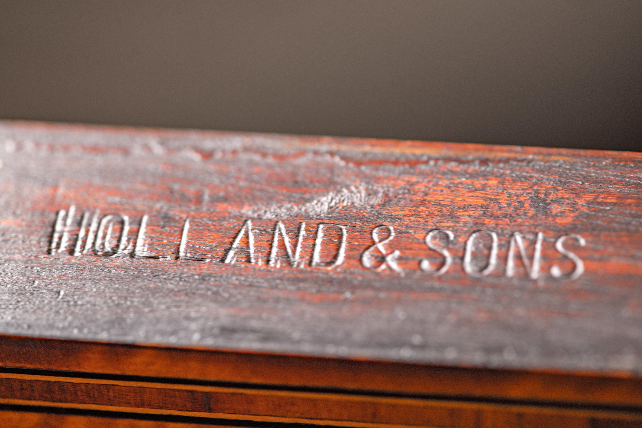 Vitrine anglaise du 19ème siècle en bois de citronnier estampillée Holland & Sons en vente 5