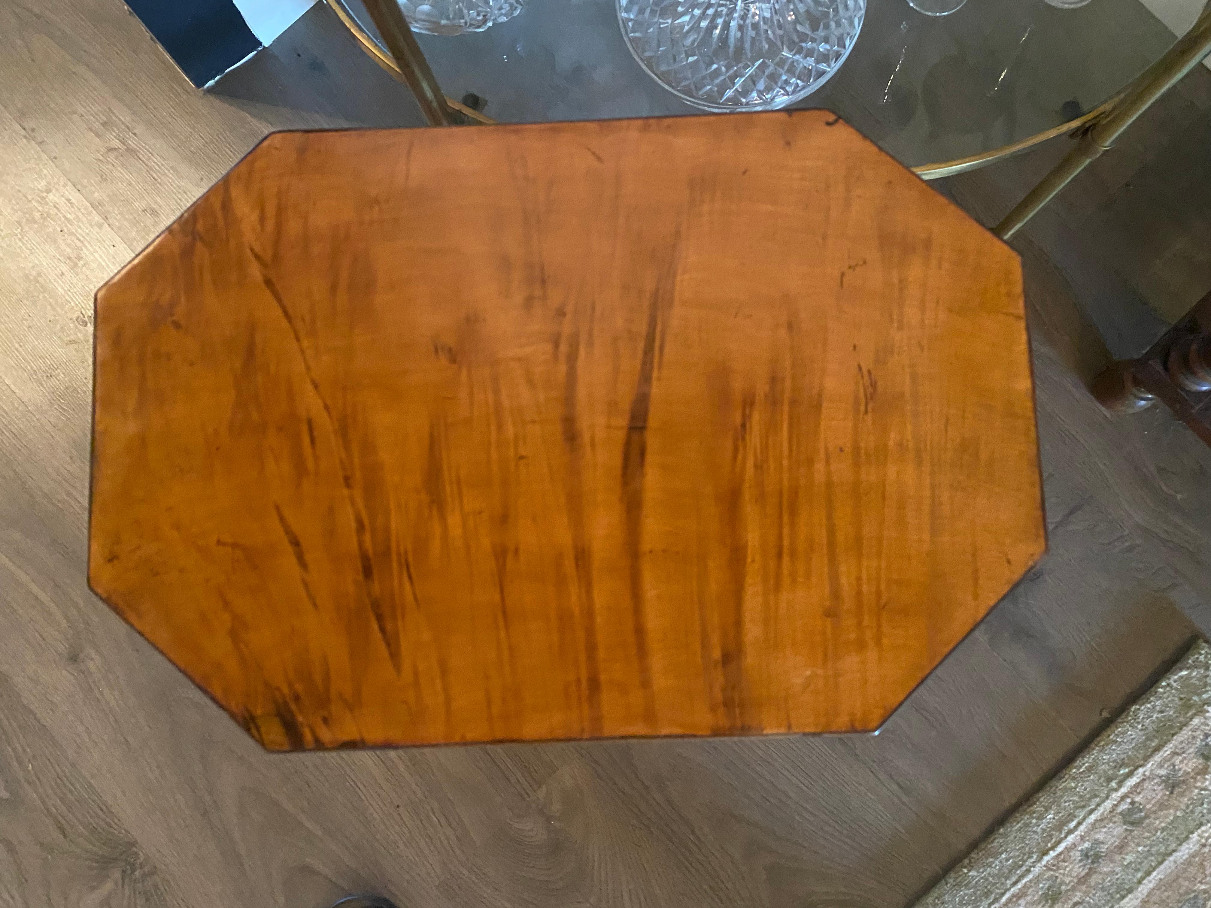 Englischer Getränketisch aus Satinholz des 19. Jahrhunderts mit Ebenholzeinlage, tolle Patina im Angebot 7