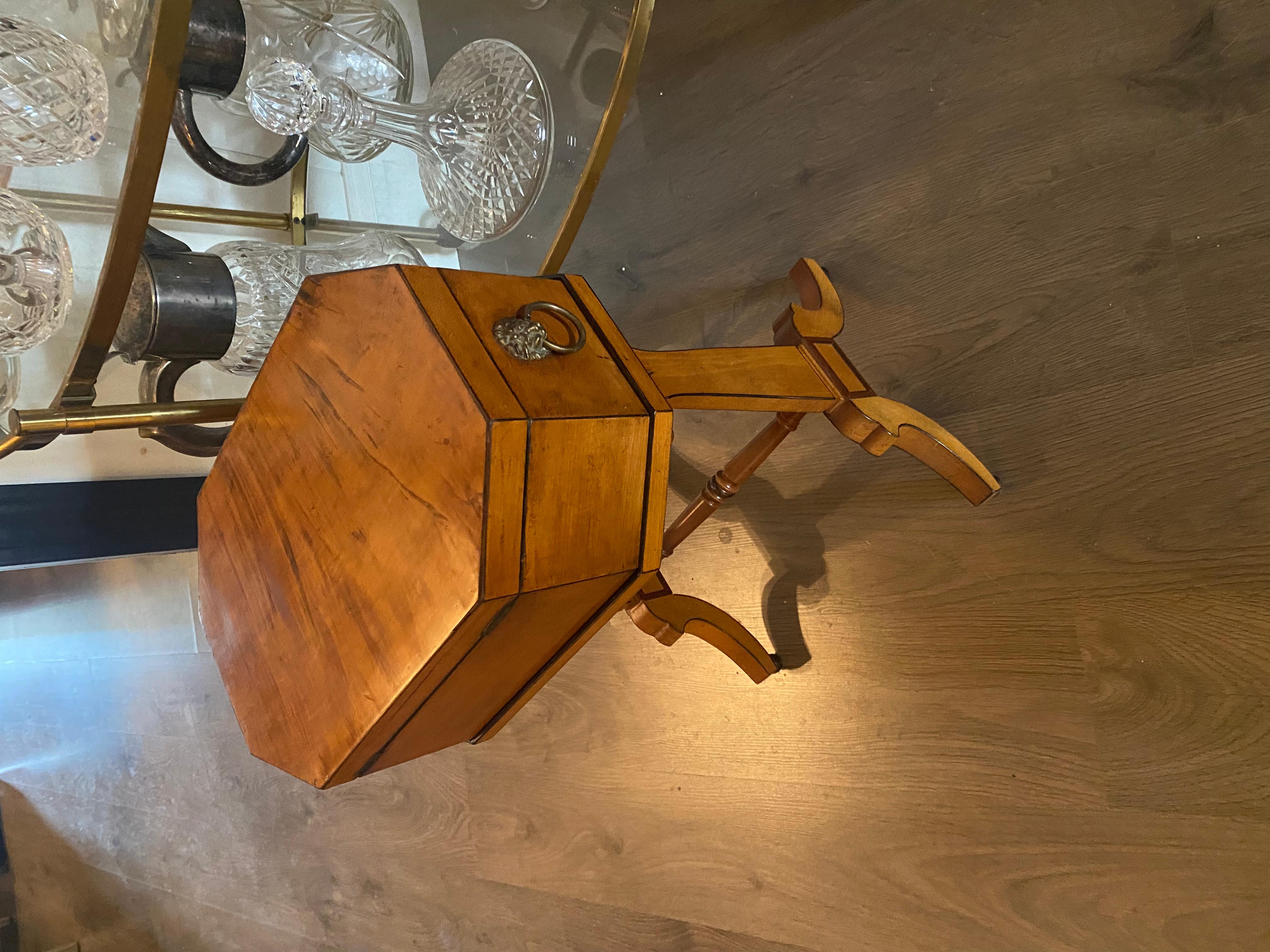 Englischer Getränketisch aus Satinholz des 19. Jahrhunderts mit Ebenholzeinlage, tolle Patina im Angebot 1
