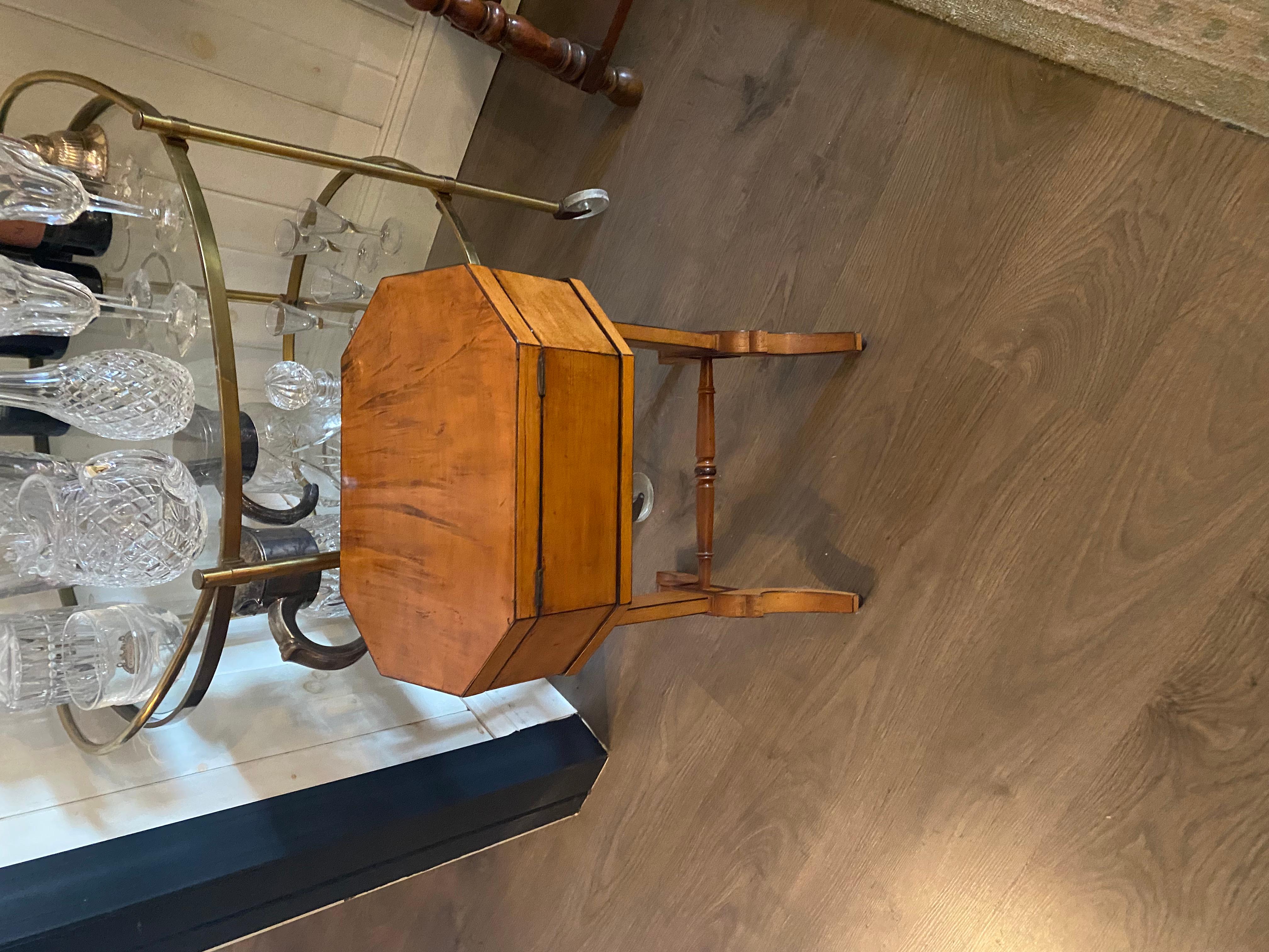 Englischer Getränketisch aus Satinholz des 19. Jahrhunderts mit Ebenholzeinlage, tolle Patina im Angebot 2