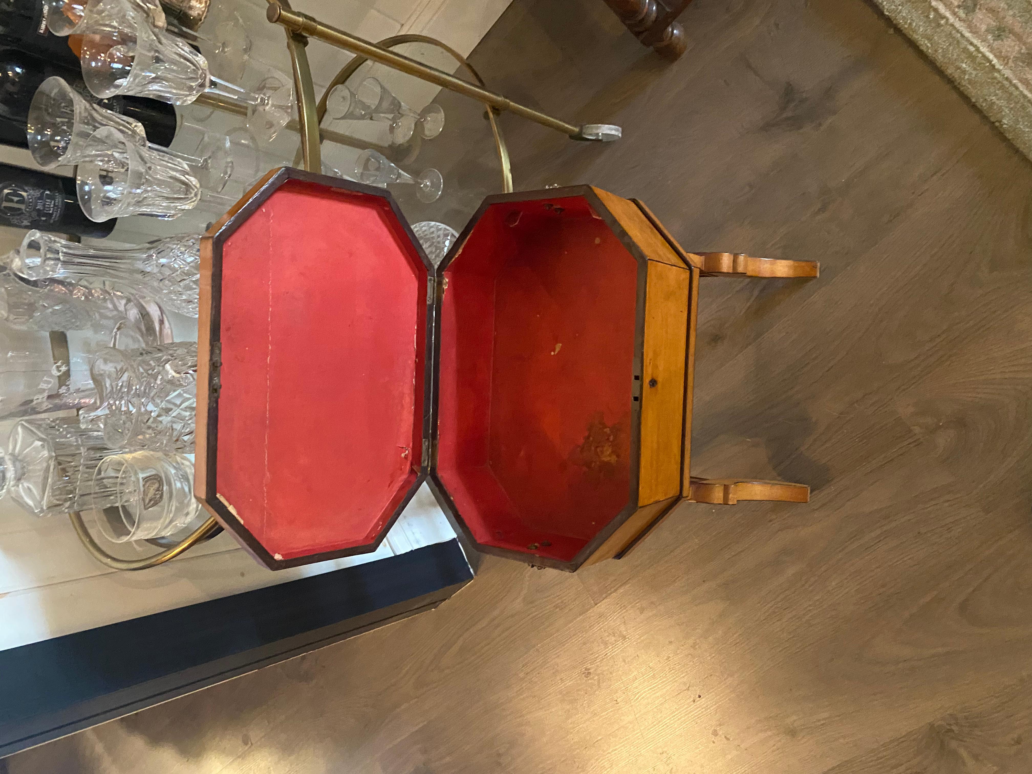 Englischer Getränketisch aus Satinholz des 19. Jahrhunderts mit Ebenholzeinlage, tolle Patina im Angebot 3