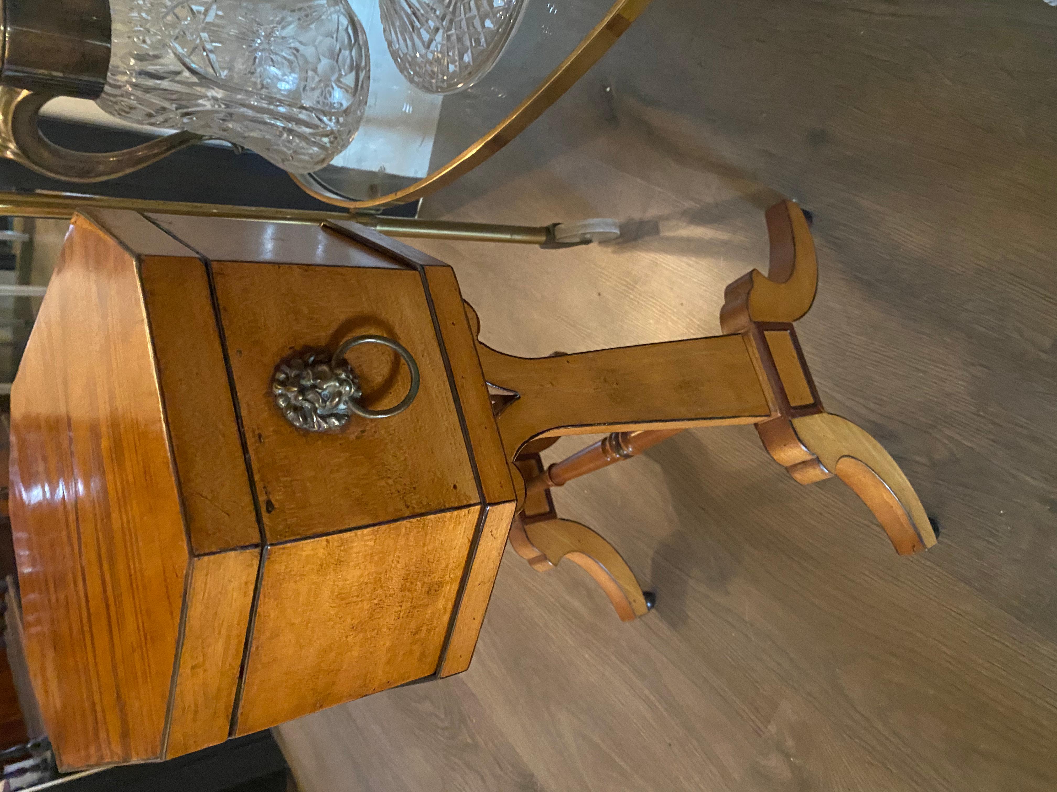 Englischer Getränketisch aus Satinholz des 19. Jahrhunderts mit Ebenholzeinlage, tolle Patina im Angebot 4