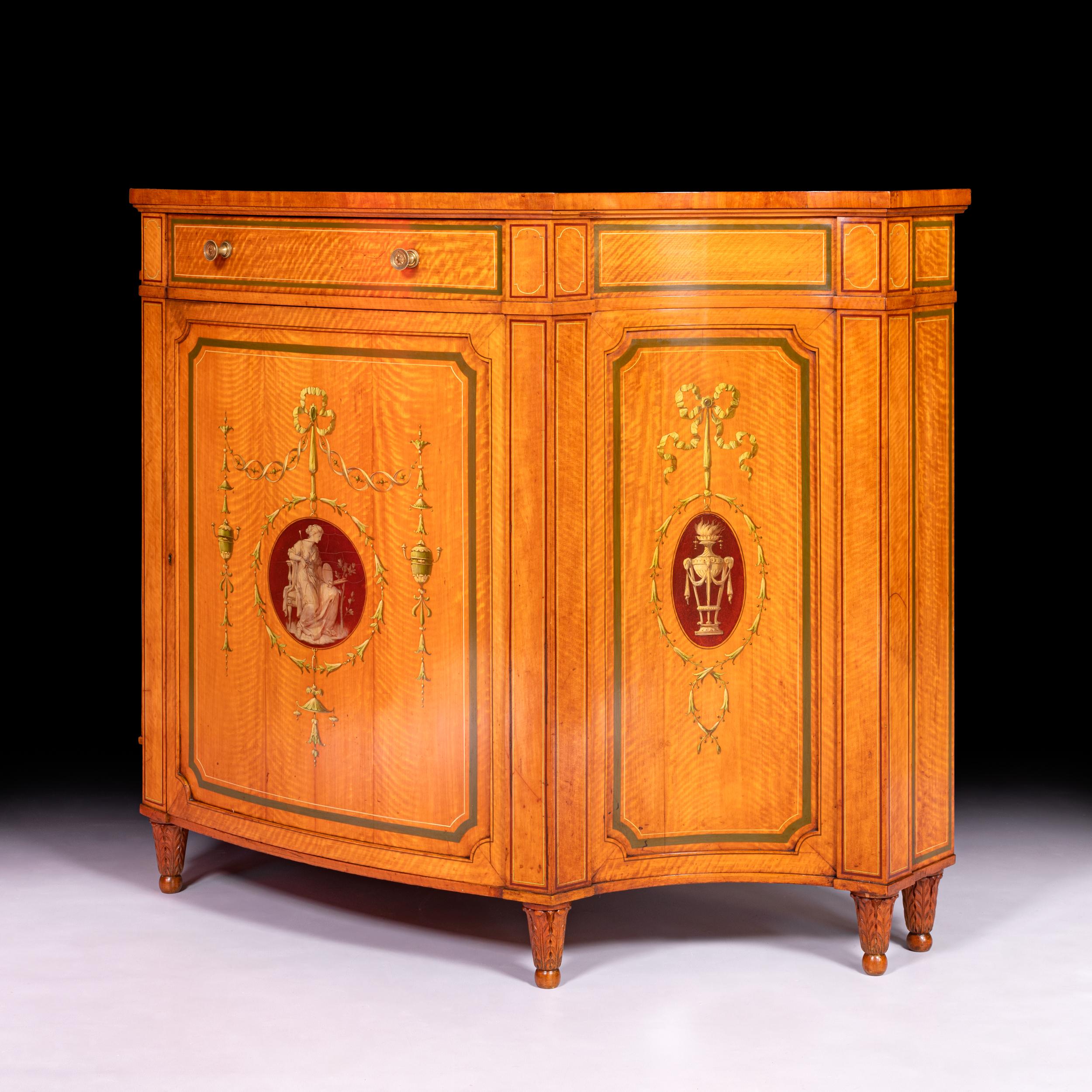 Armario auxiliar de estilo neoclásico en madera satinada inglesa del siglo XIX Por Maple & Co. Neoclásico en venta