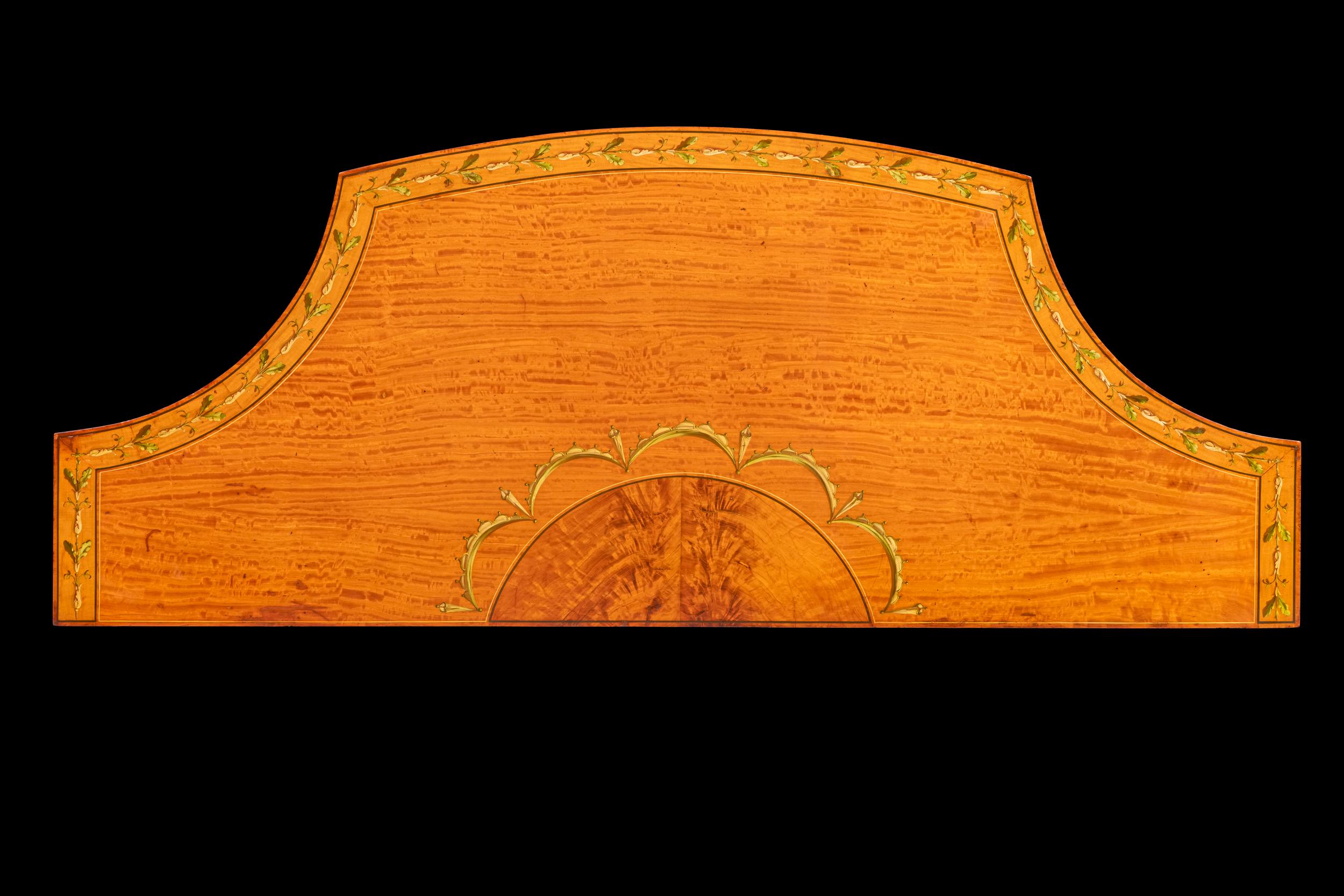 Armario auxiliar de estilo neoclásico en madera satinada inglesa del siglo XIX Por Maple & Co. Inglés en venta