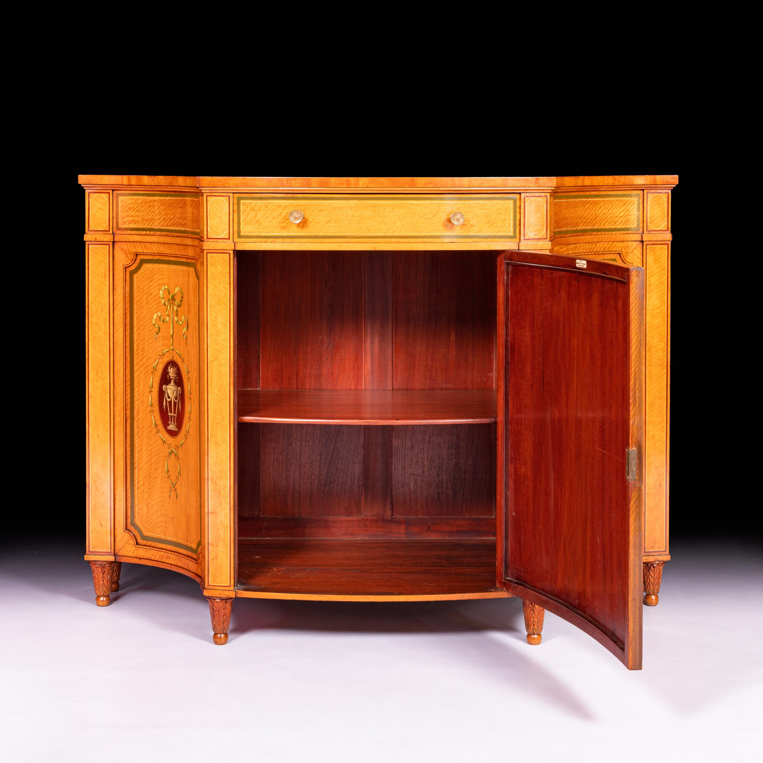 Armario auxiliar de estilo neoclásico en madera satinada inglesa del siglo XIX Por Maple & Co. Madera satinada en venta