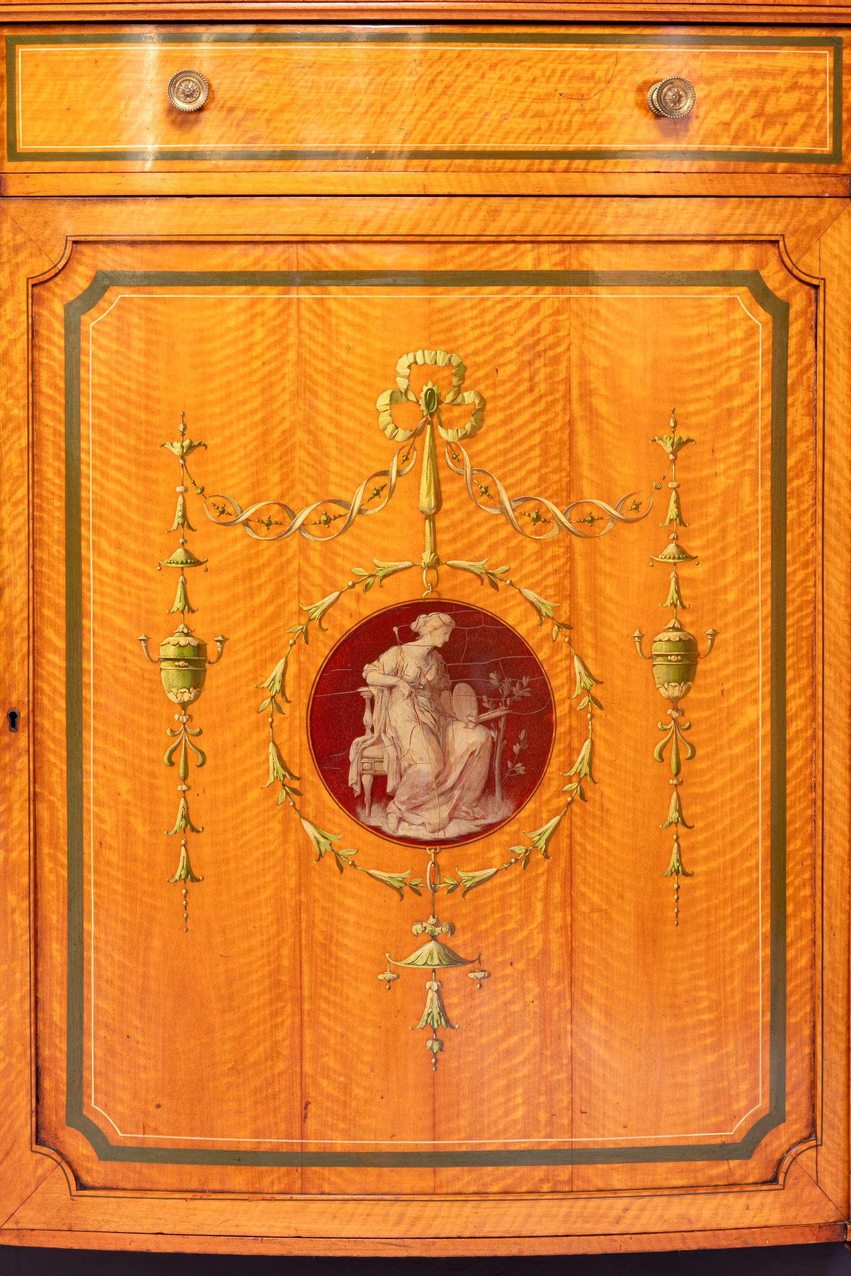 Armario auxiliar de estilo neoclásico en madera satinada inglesa del siglo XIX Por Maple & Co. en venta 1