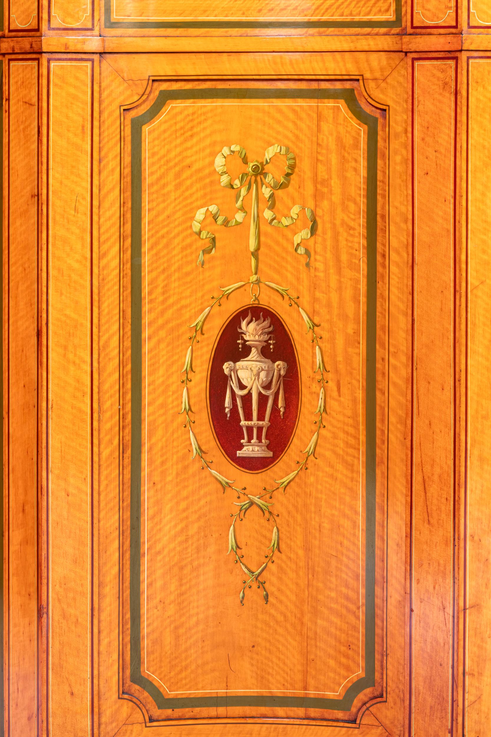 Armario auxiliar de estilo neoclásico en madera satinada inglesa del siglo XIX Por Maple & Co. en venta 2