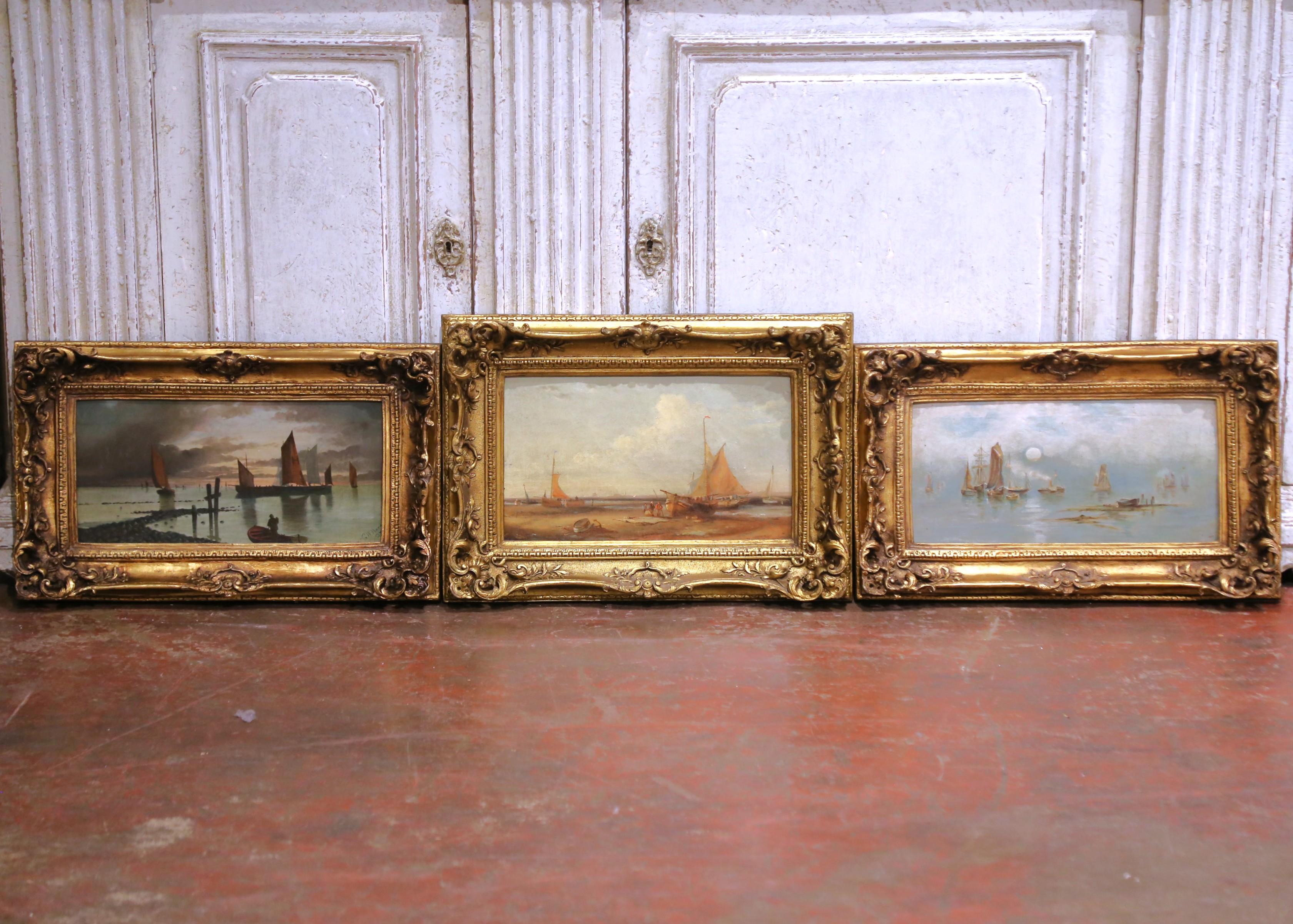 Bringen Sie Atmosphäre und Küstencharme in jedes Arbeitszimmer, jede Bibliothek oder jeden Wohnraum mit diesem antiken Satz von drei maritimen Gemälden der Englischen Schule, ca. 1880, jedes wunderschön in Öl auf Leinwand gemalt und in reich