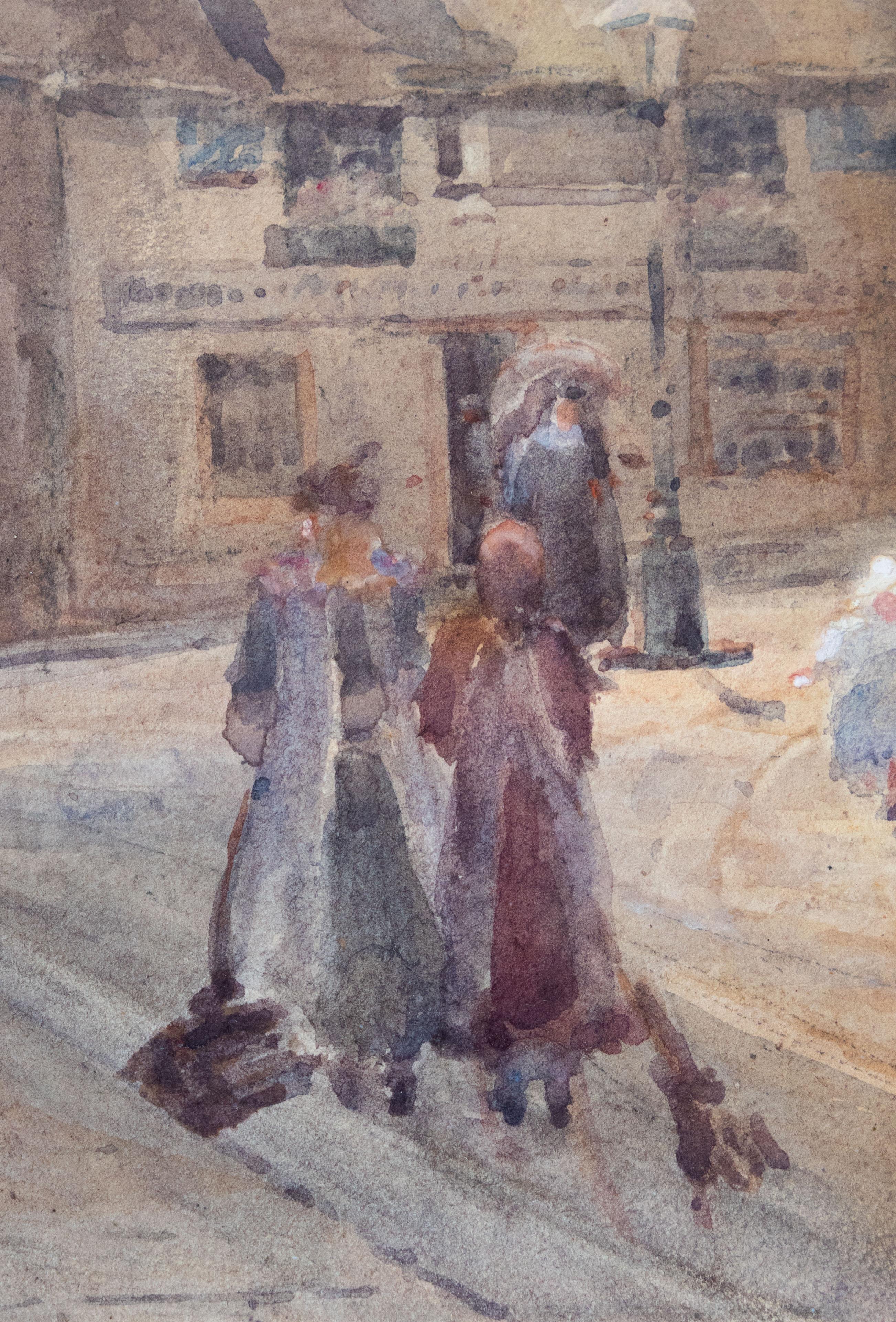 Questo elegante acquerello raffigura una scena di strada animata da donne in abiti lunghi che passeggiano e conversano lungo un ampio viale. Il loro abbigliamento - gonne ampie, corpetti aderenti e cappelli a tesa larga - riflette lo stile alla moda