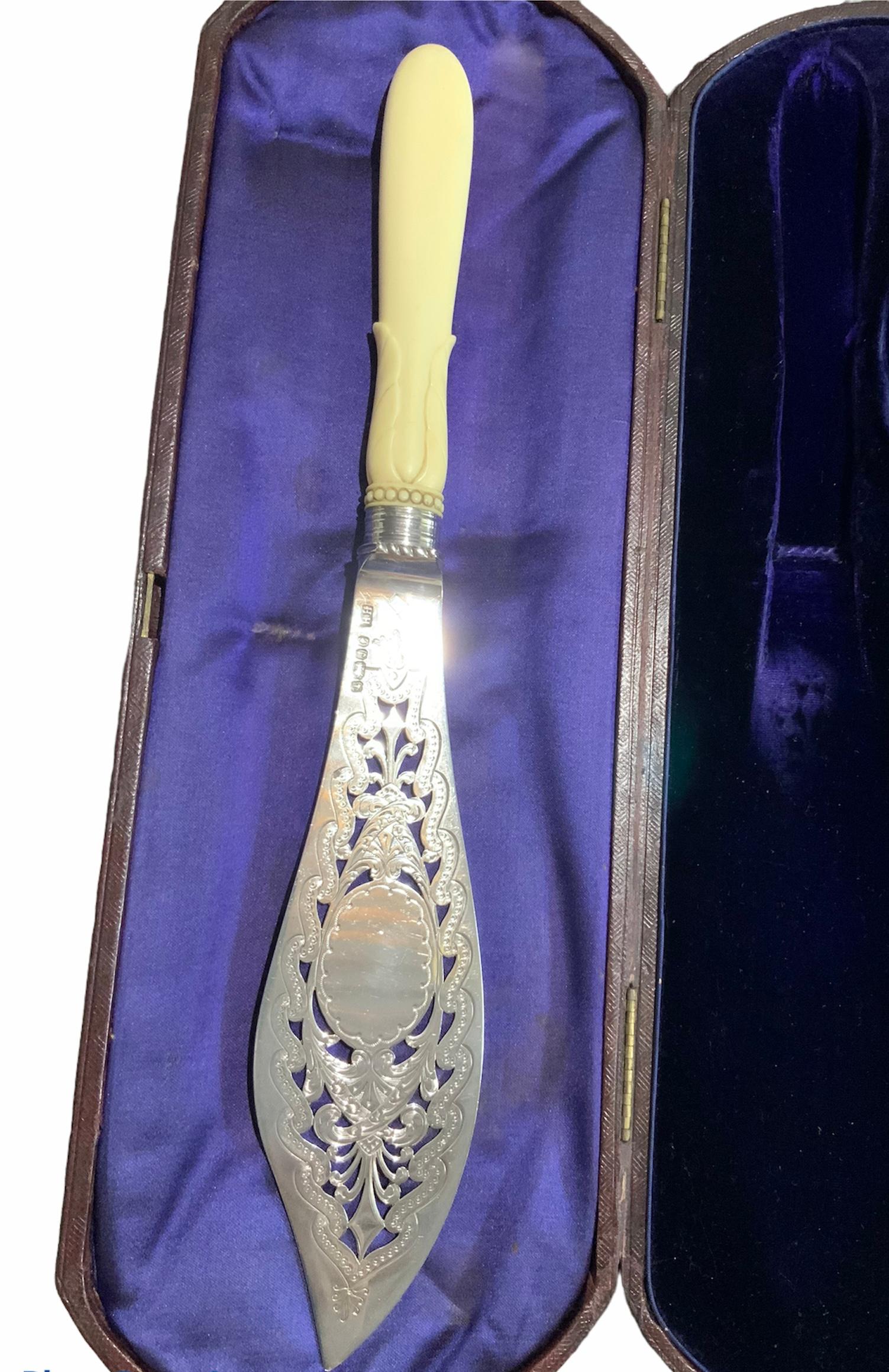Inciso Set di forchette e coltelli da pesca inglese del XIX secolo in vendita