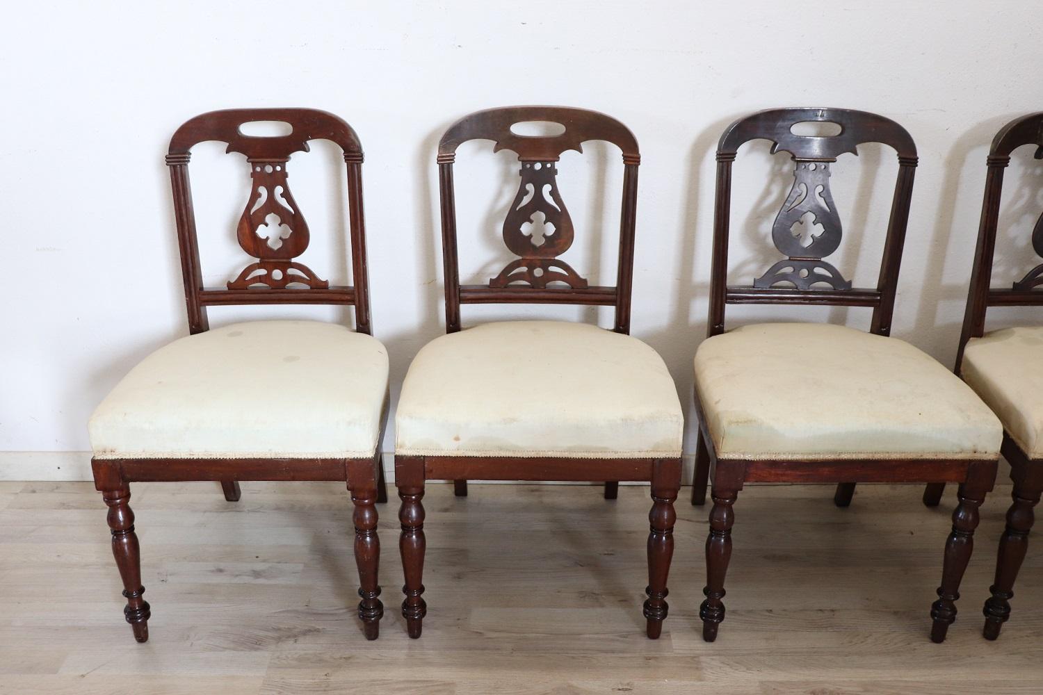 Serie von sechs raffinierten englischen Mahagoniholzstühlen des 19. Jahrhunderts. Die Beine sind sehr elegant mit gedrechselten Holzdekorationen. Die Rückenlehne ist mit einer aufwendigen Holzschnitzerei verziert. Der Sitz ist breit und bequem. Holz