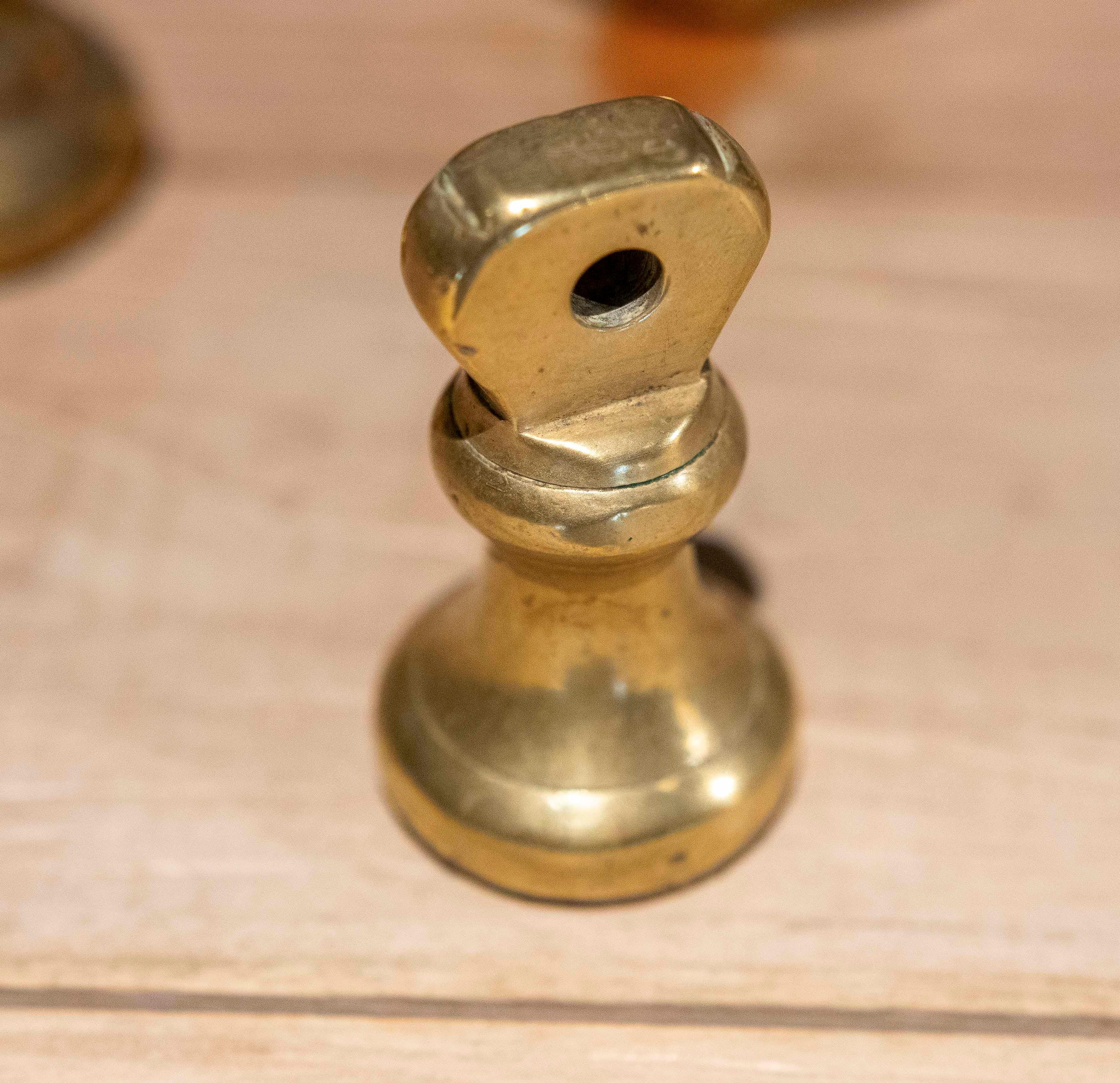 Bronzo Set inglese del XIX secolo di  Pesi con marchi della corona reale, numeri e lettere in vendita