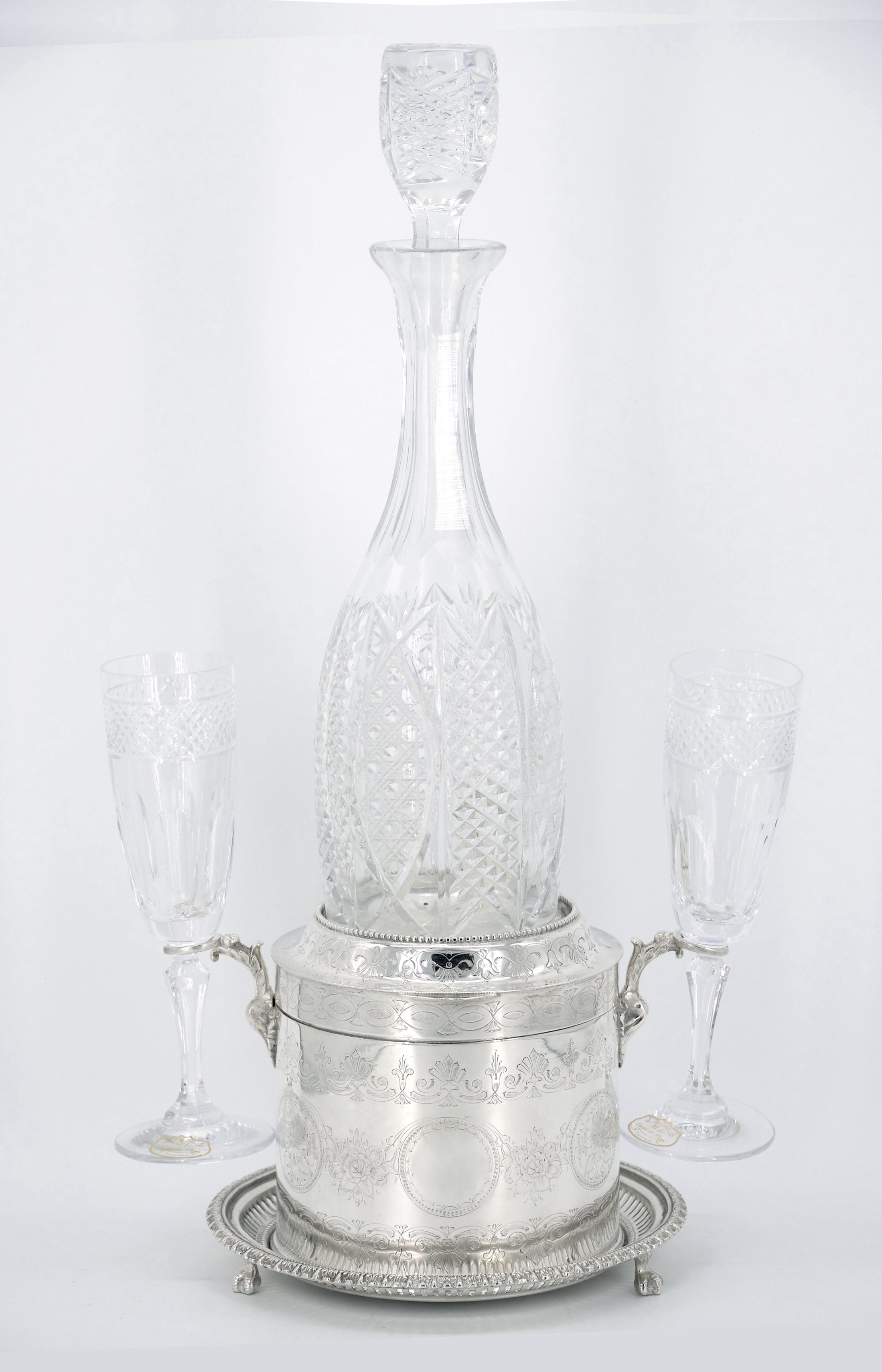 Step into the opulence of the 19th century with this exquisite 19th Century English Sheffield Silver Plate Ice Bucket, which doubles as a Tantalus. Meticulously crafted, this piece marries form and function in a remarkable display of craftsmanship.