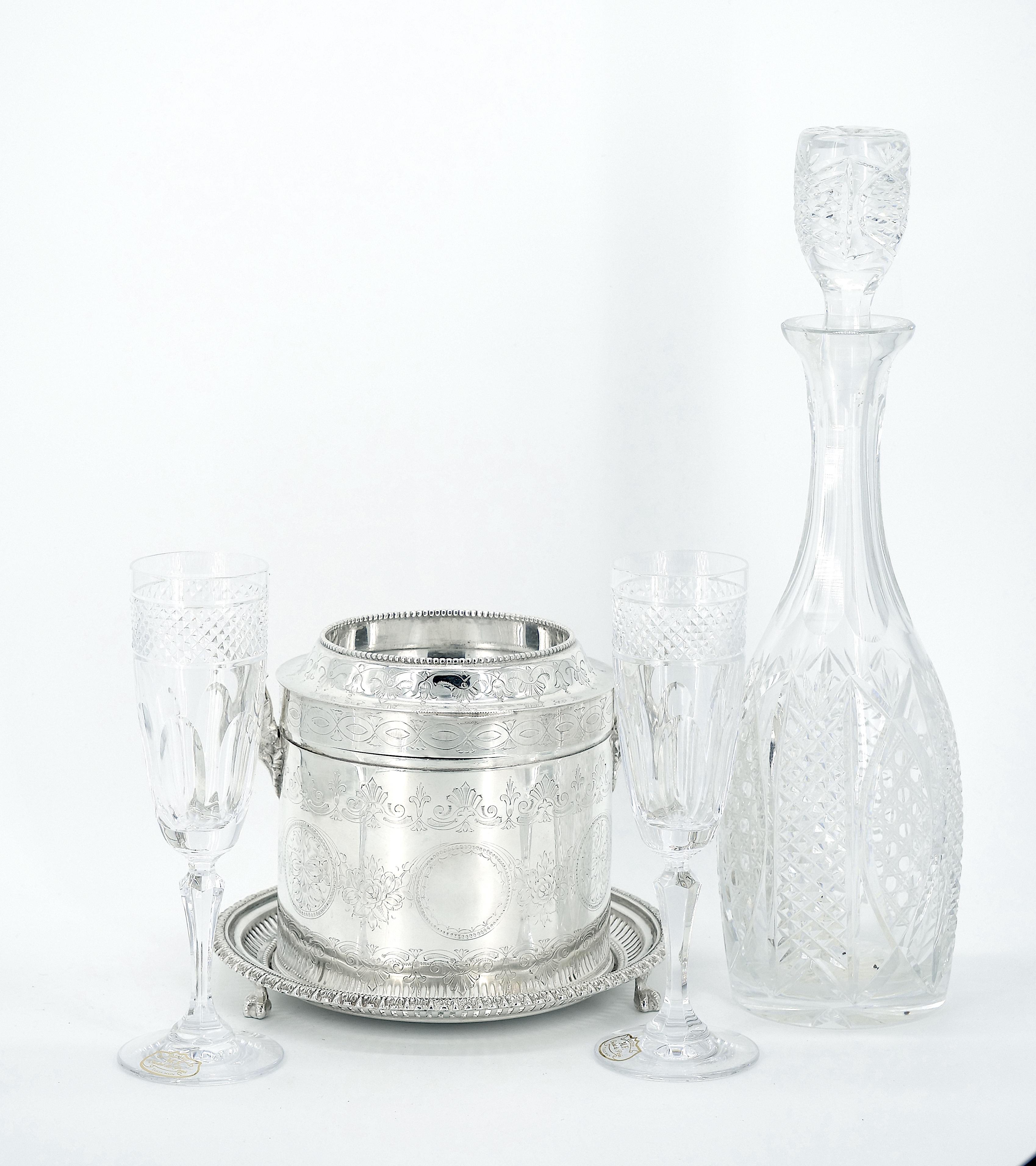 19th Century English Sheffield Silver Plate Ice Bucket / Tantalus In Good Condition For Sale In Tarry Town, NY