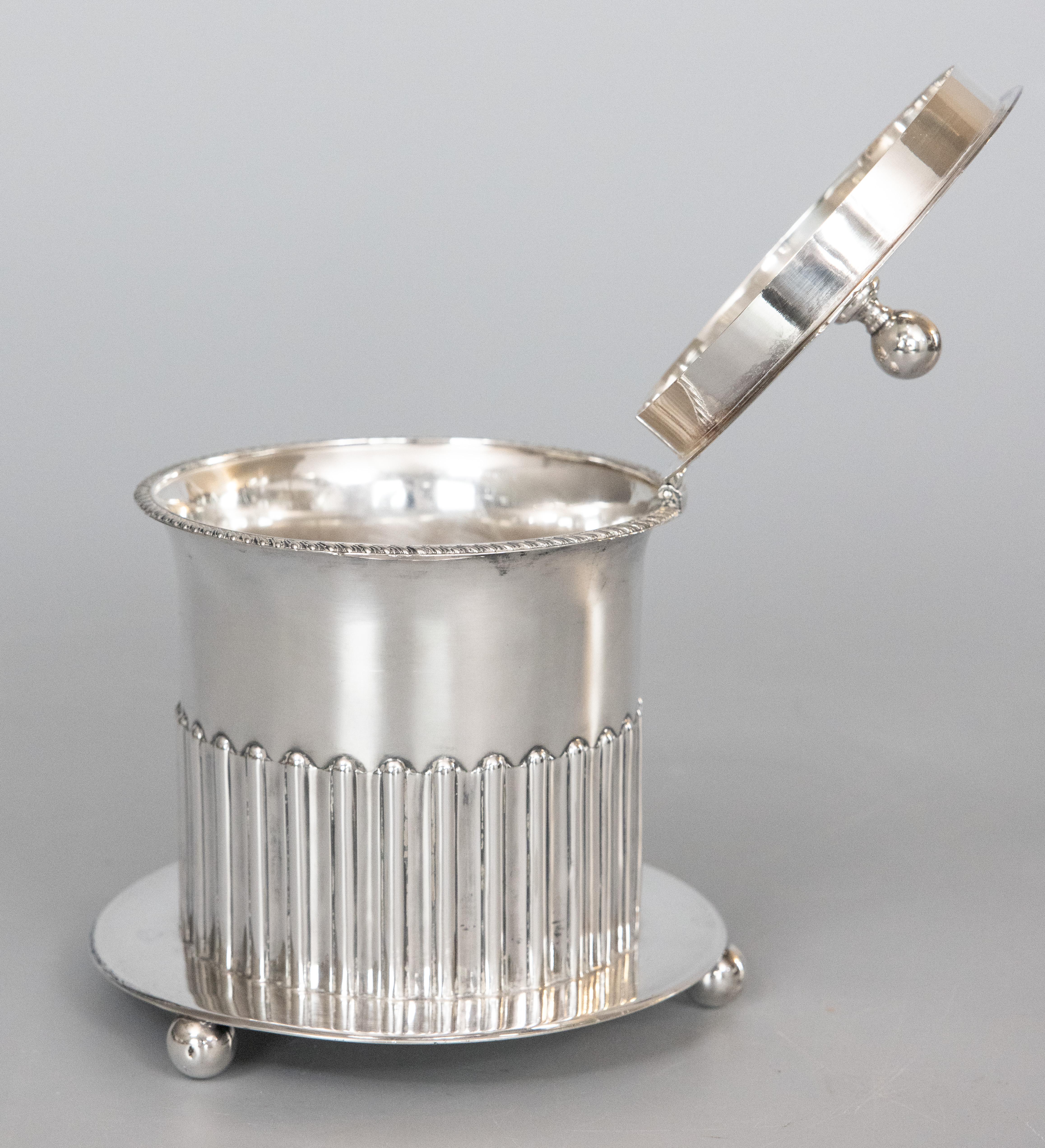 Une grande boîte à thé ou boîte à biscuits en métal argenté de la fin du 19e siècle, avec un couvercle à charnière et un plateau rond attaché, par Roberts & Belk, Shelfield, Angleterre. Marque du fabricant au revers. Cette jolie boîte à thé a une