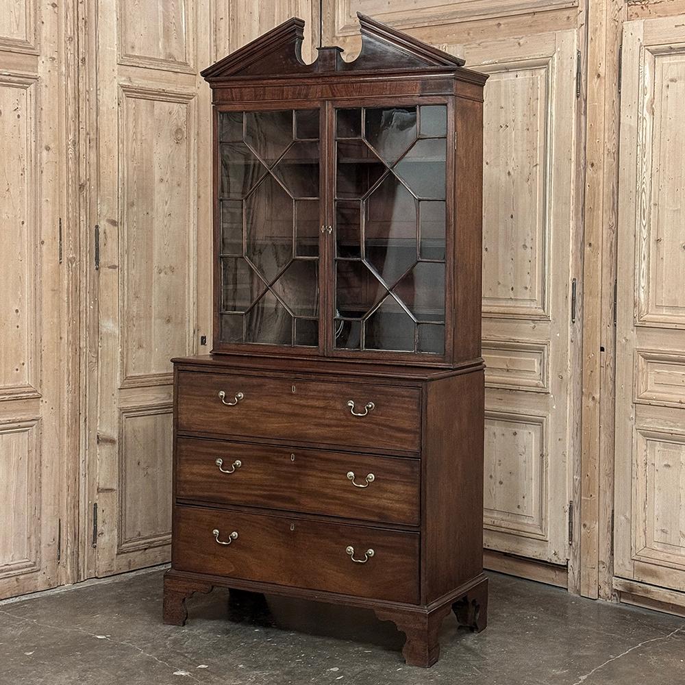 La libreria in mogano Sheraton inglese del XIX secolo è una straordinaria combinazione di stile, funzionalità e artigianalità!  Realizzato in mogano esotico importato, presenta un'architettura classica che si integra facilmente con un'ampia varietà