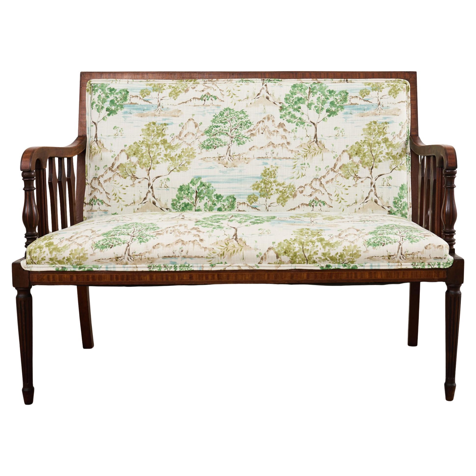 Tissu anglais Sheraton acajou Settee Chinoiserie du 19ème siècle