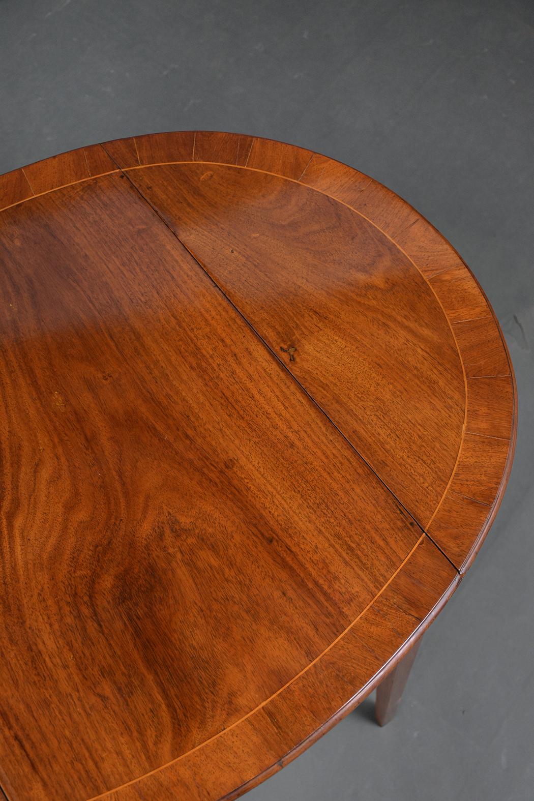 Stained 19th Century Cherrywood Antique Pembrook Table with Folding Leaves