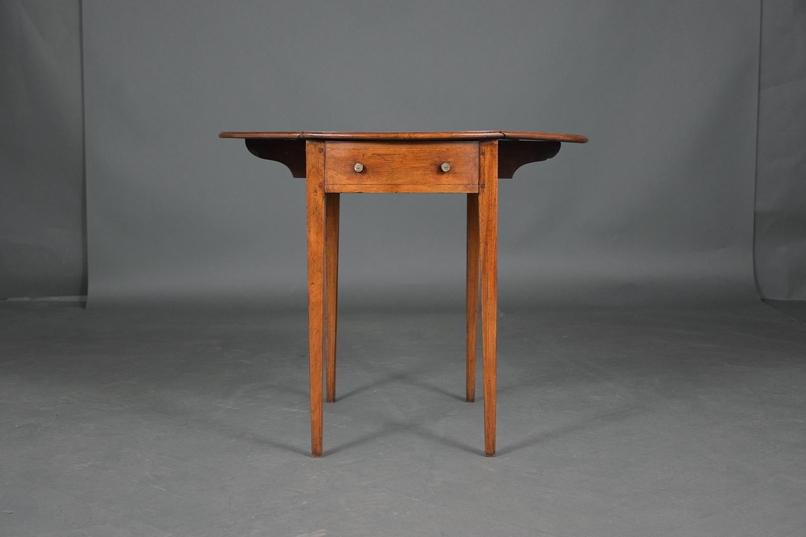 19th Century Cherrywood Antique Pembrook Table with Folding Leaves In Good Condition In Los Angeles, CA