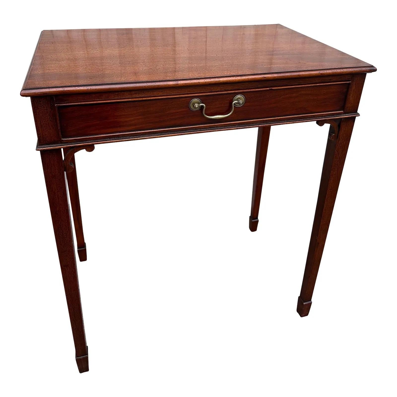 Voici une magnifique petite table d'appoint à un seul tiroir datant du début du 20e siècle. Cette table d'appoint très traditionnelle en acajou est en excellent état de conservation grâce à l'âge et à la patine.#863
