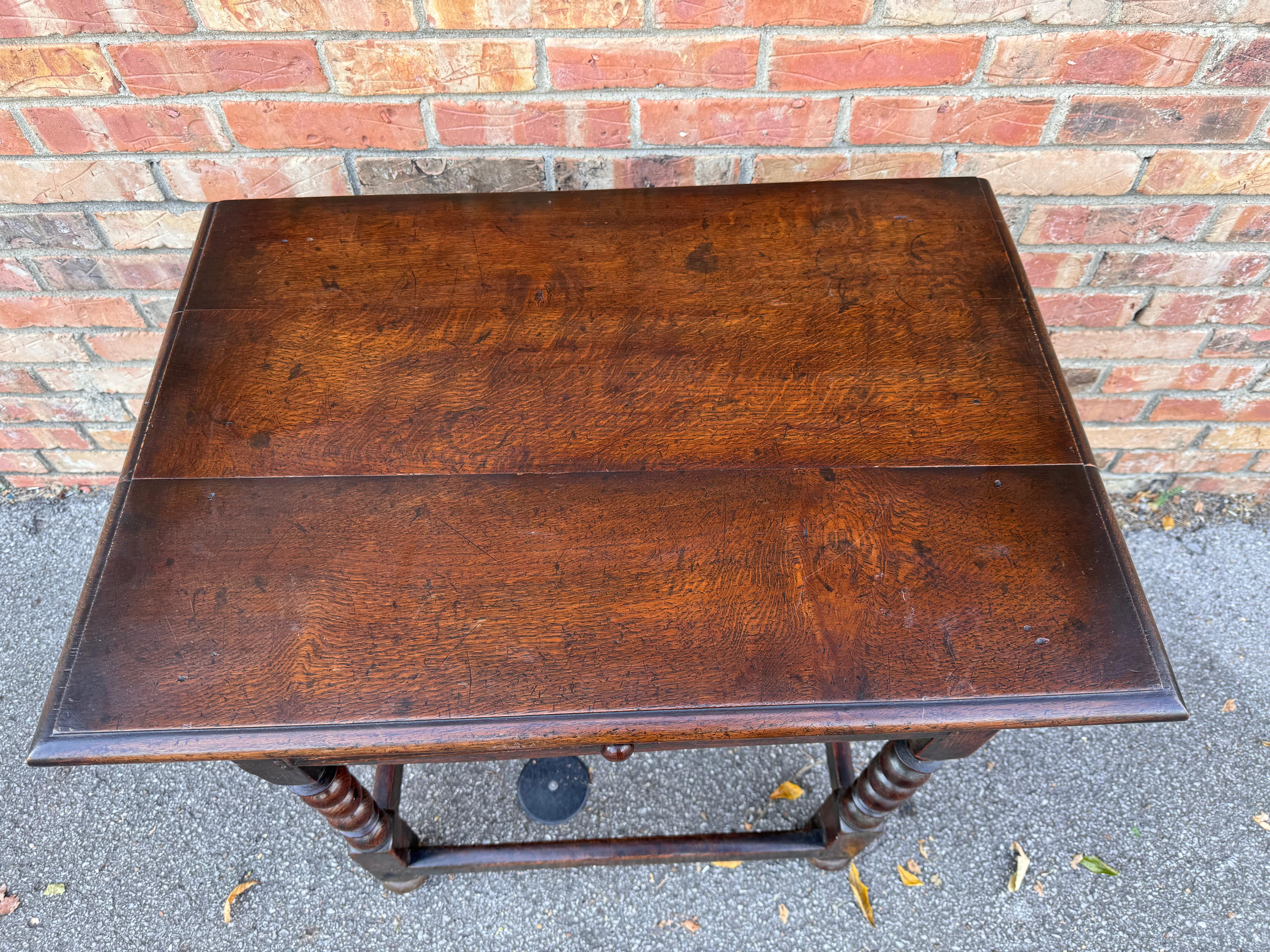Il s'agit d'une magnifique table d'appoint du 19e siècle. Cette pièce provient d'Angleterre, et sa patine et son caractère sont étonnants. Jusqu'aux pieds, de petits détails d'une beauté naturelle rendent cette table époustouflante. Les pieds en