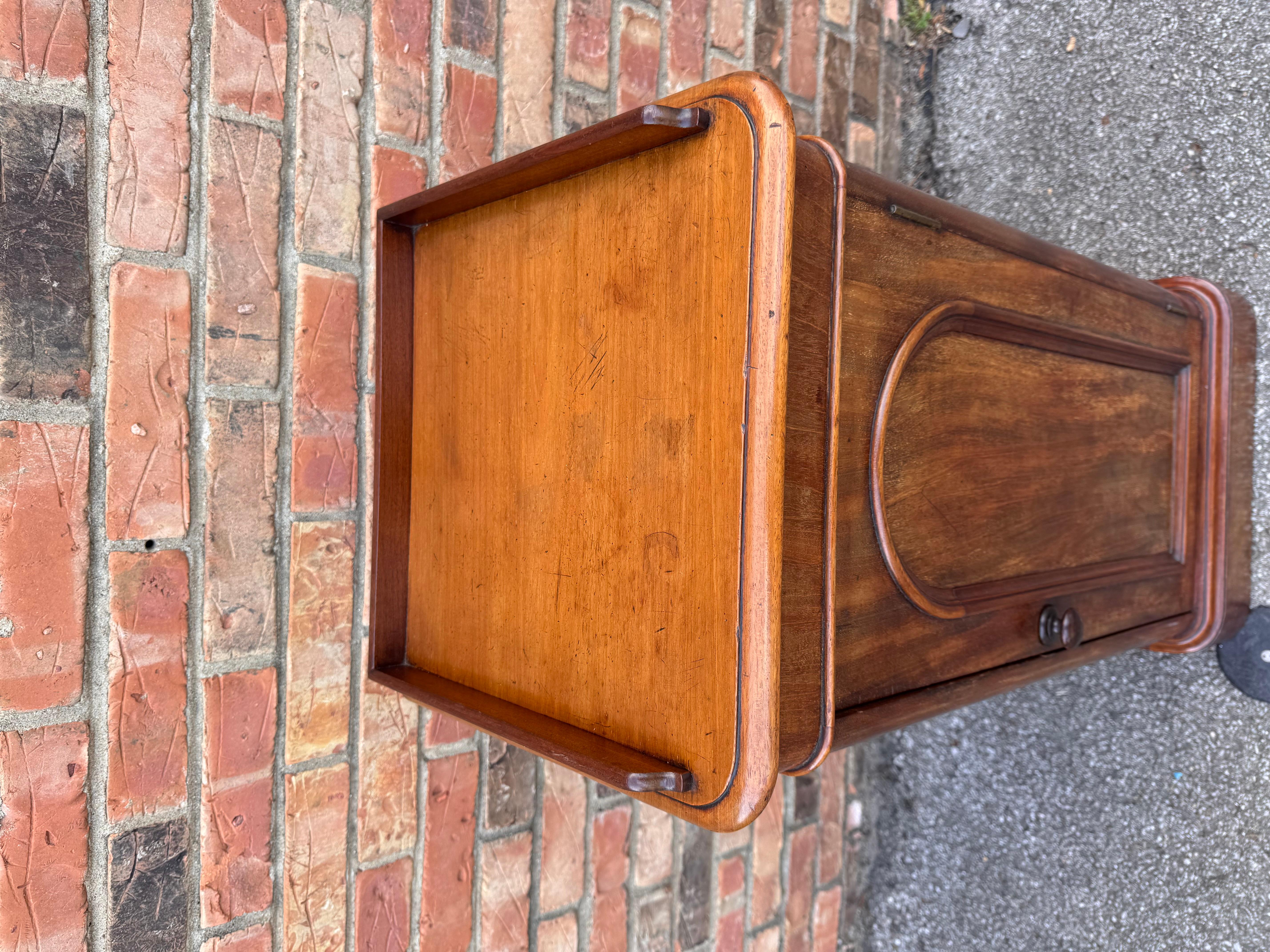 Très bonne table d'appoint en acajou anglais du XIXe siècle. Cette table est dotée d'une belle boiserie et d'un meuble de rangement inférieur. 

Dimensions
15ʺW × 14ʺD × 32ʺH
