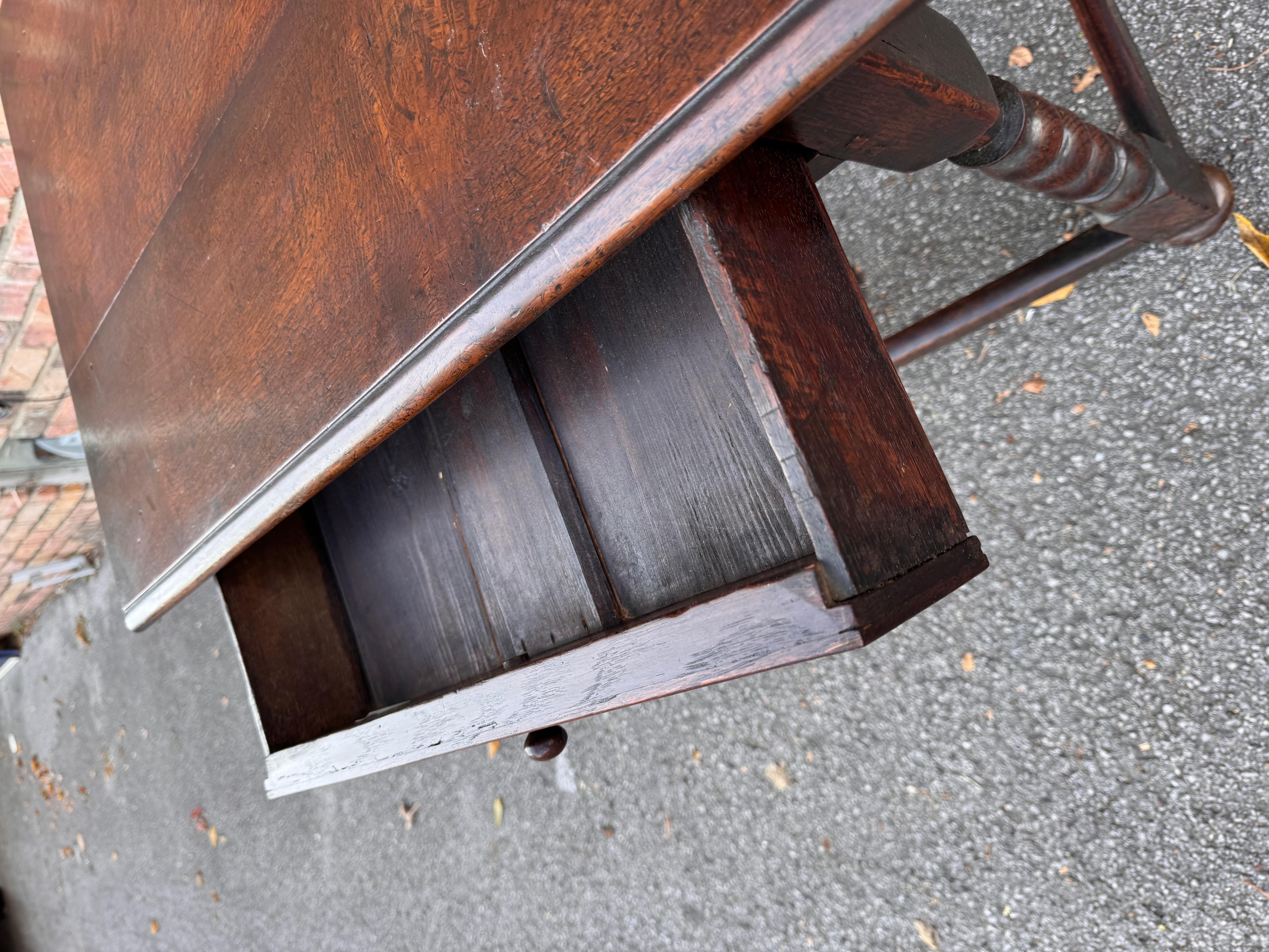Table d'appoint anglaise du 19e siècle Bon état - En vente à Nashville, TN