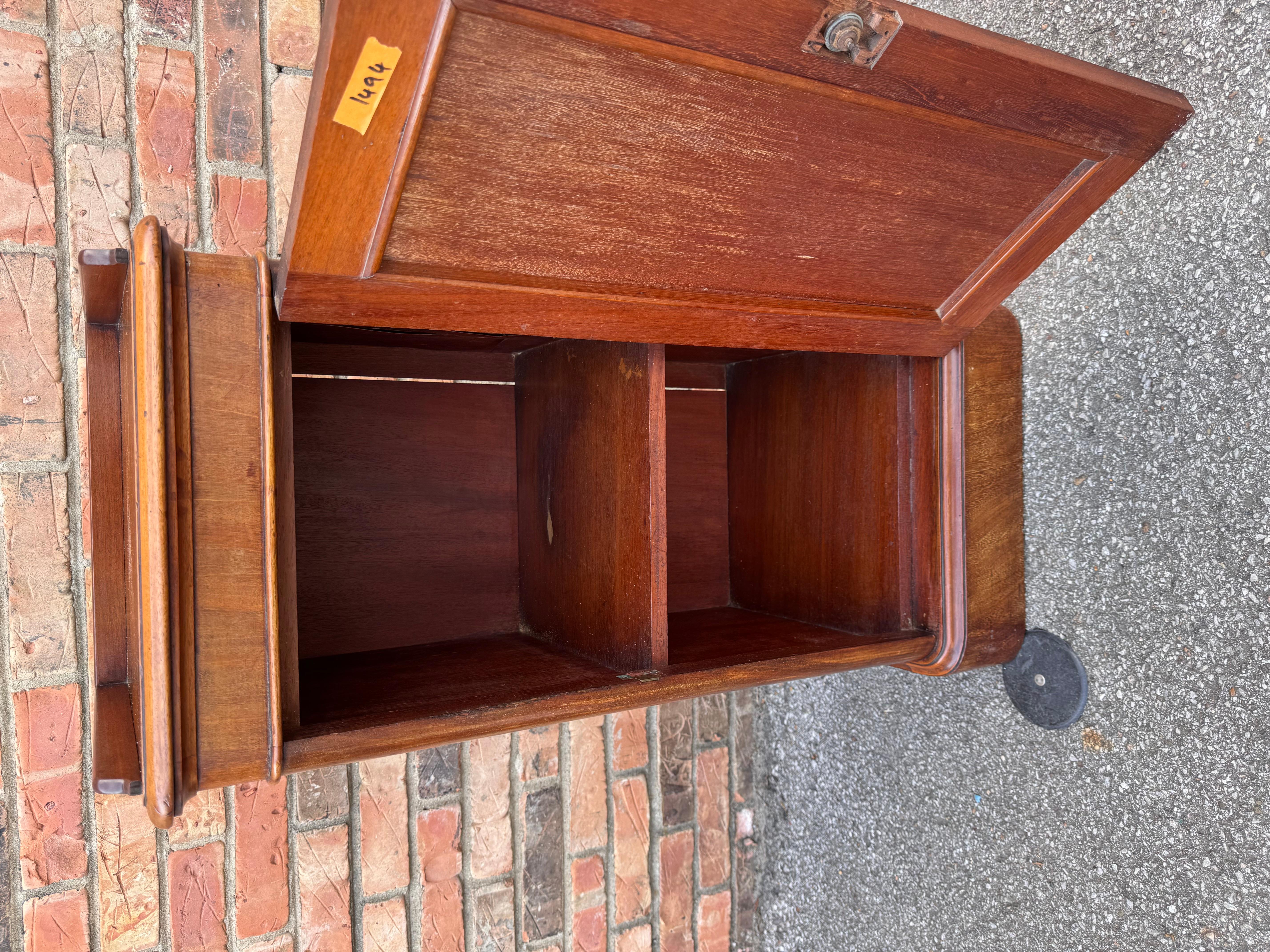 Table d'appoint anglaise du 19e siècle Bon état - En vente à Nashville, TN