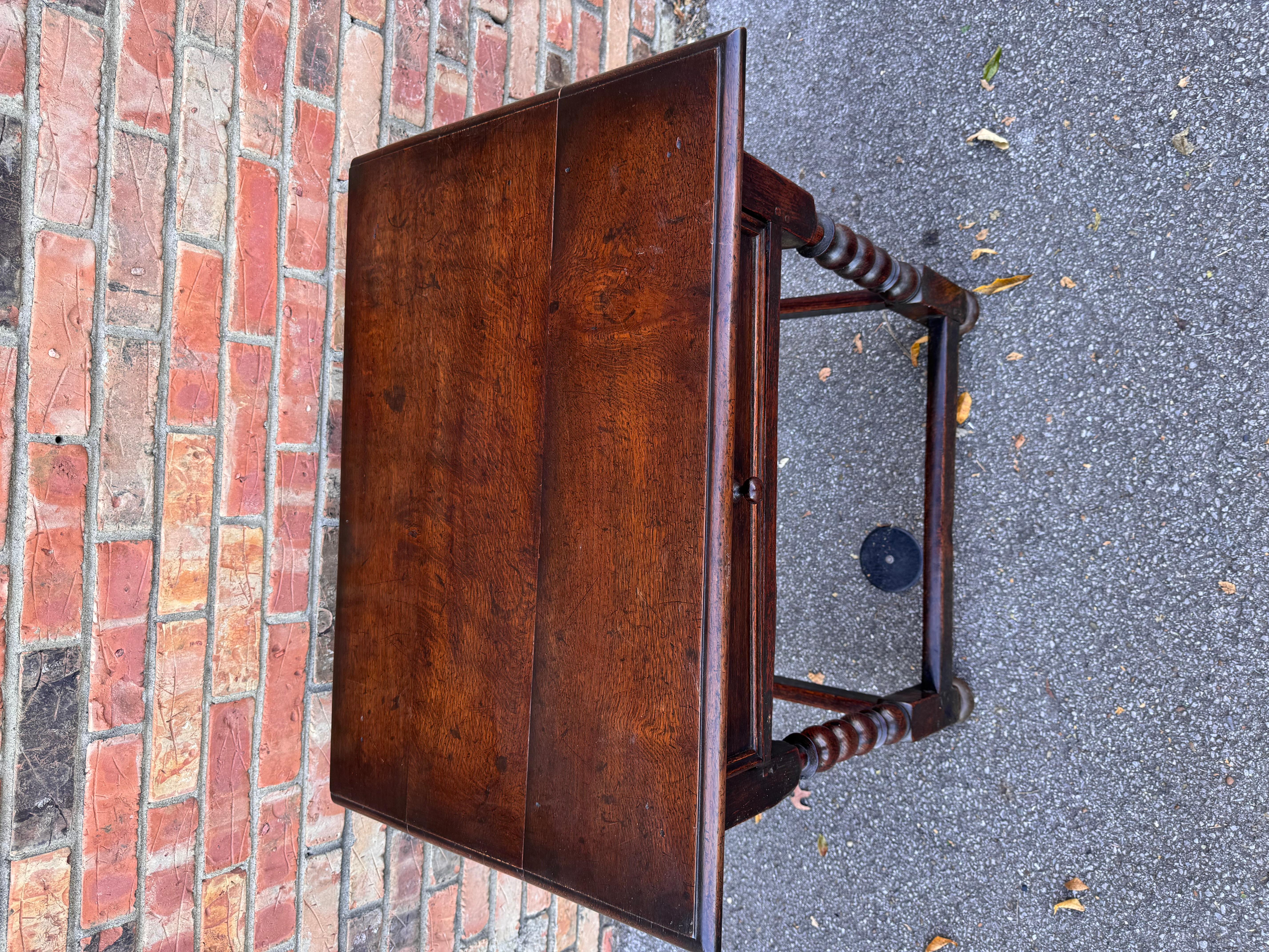 Bois de feuillus Table d'appoint anglaise du 19e siècle en vente