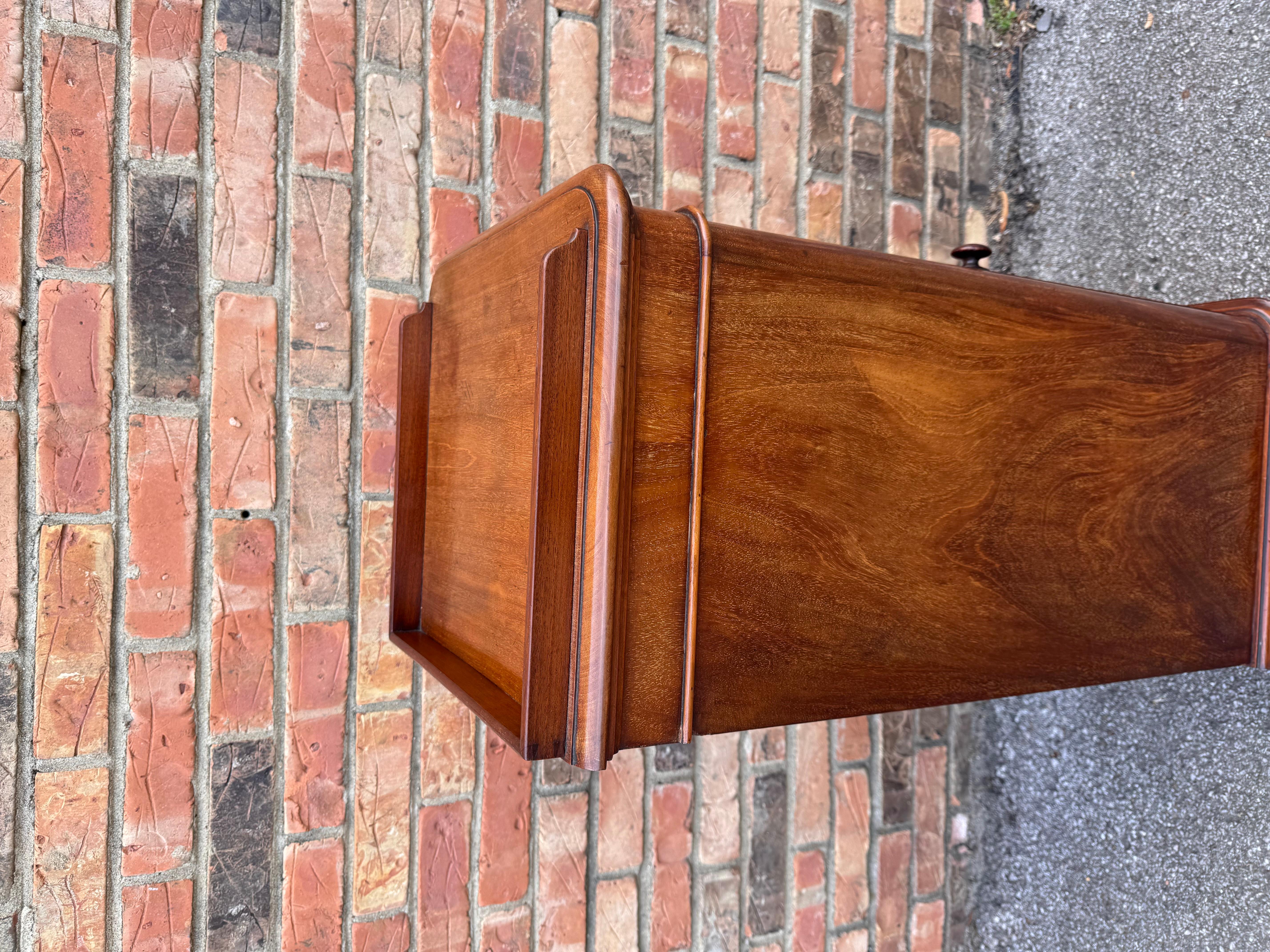 Bois Table d'appoint anglaise du 19e siècle en vente