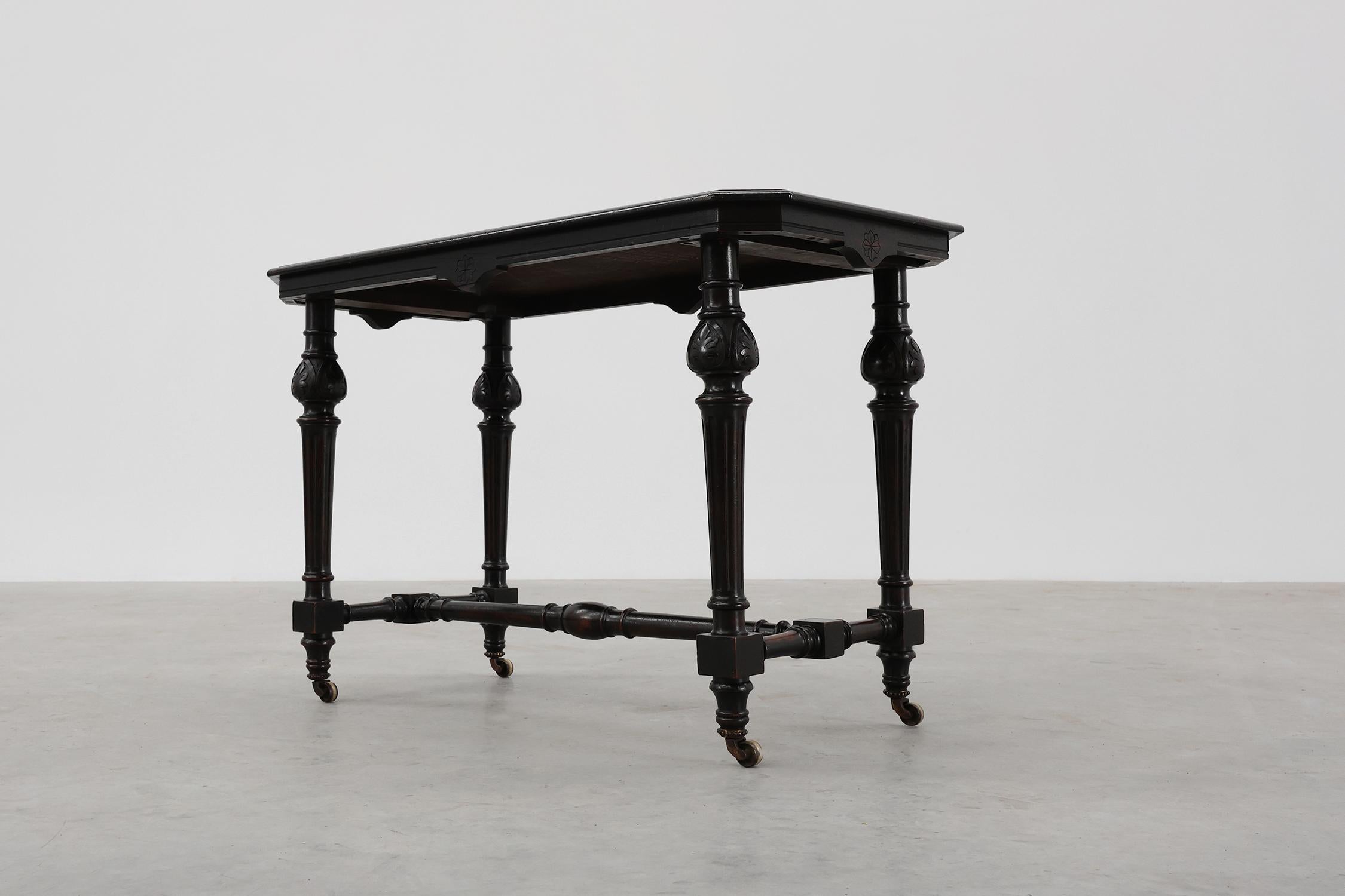 Tavolino inglese del XIX secolo con intarsio geometrico in legno di John Taylor & Sons in vendita 4