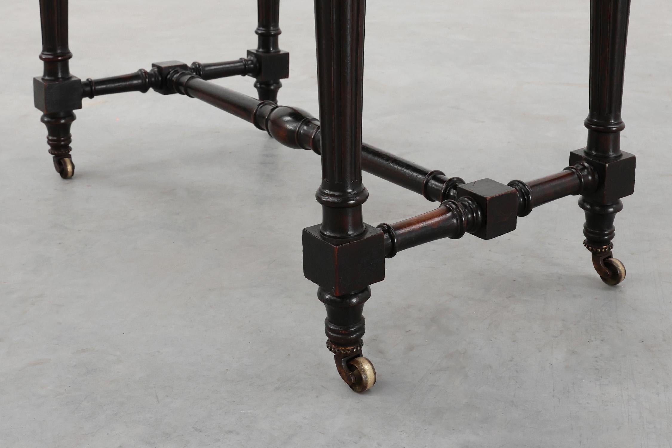 Tavolino inglese del XIX secolo con intarsio geometrico in legno di John Taylor & Sons in vendita 5