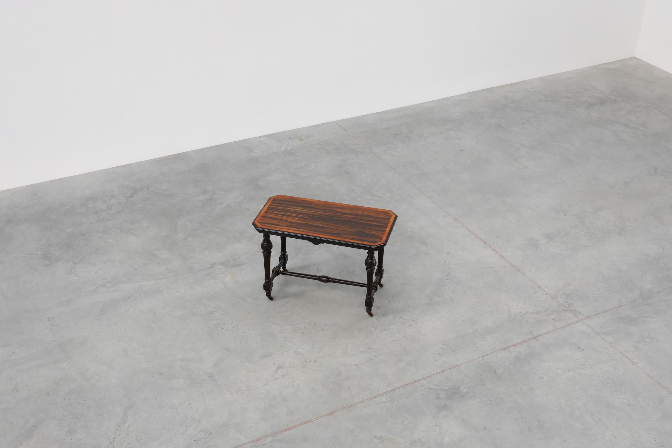 Tavolino inglese del XIX secolo con intarsio geometrico in legno di John Taylor & Sons in vendita 7