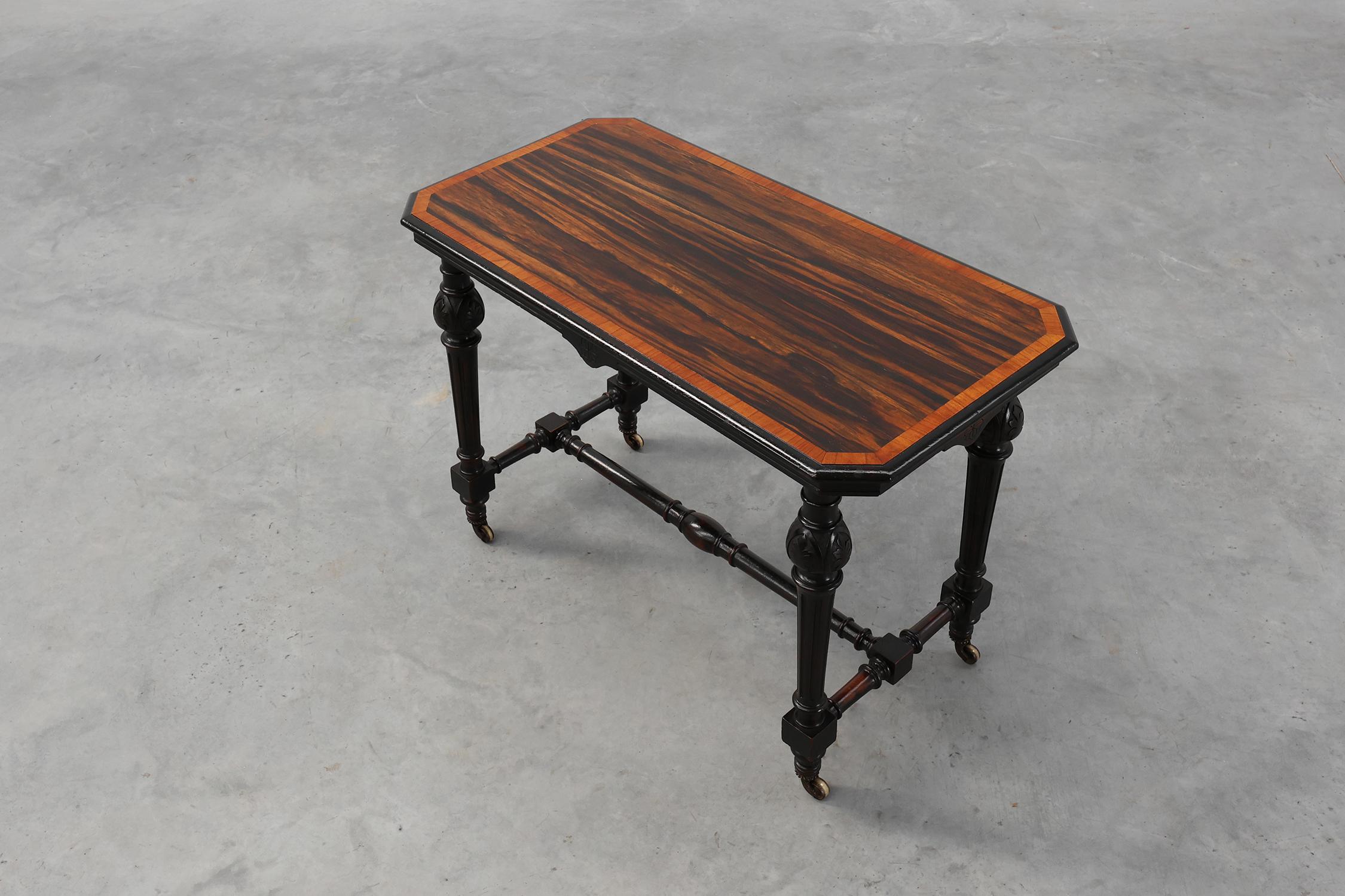 Romantico Tavolino inglese del XIX secolo con intarsio geometrico in legno di John Taylor & Sons in vendita