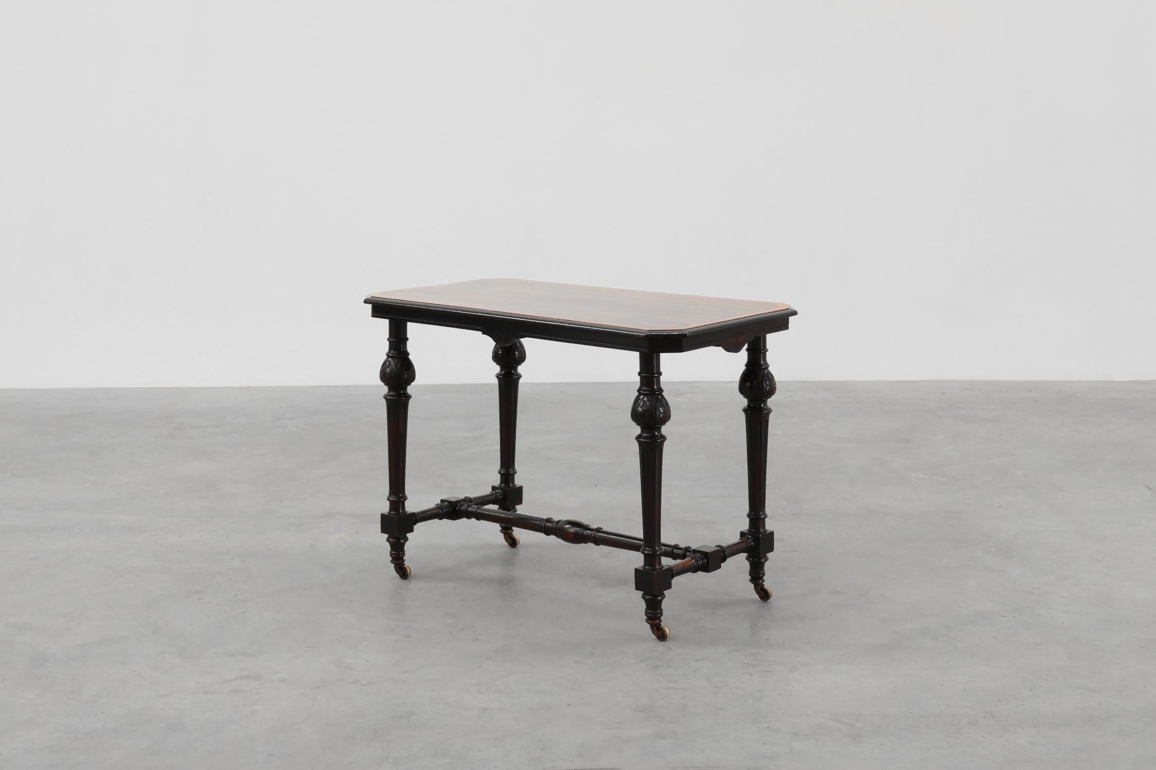 Britannico Tavolino inglese del XIX secolo con intarsio geometrico in legno di John Taylor & Sons in vendita