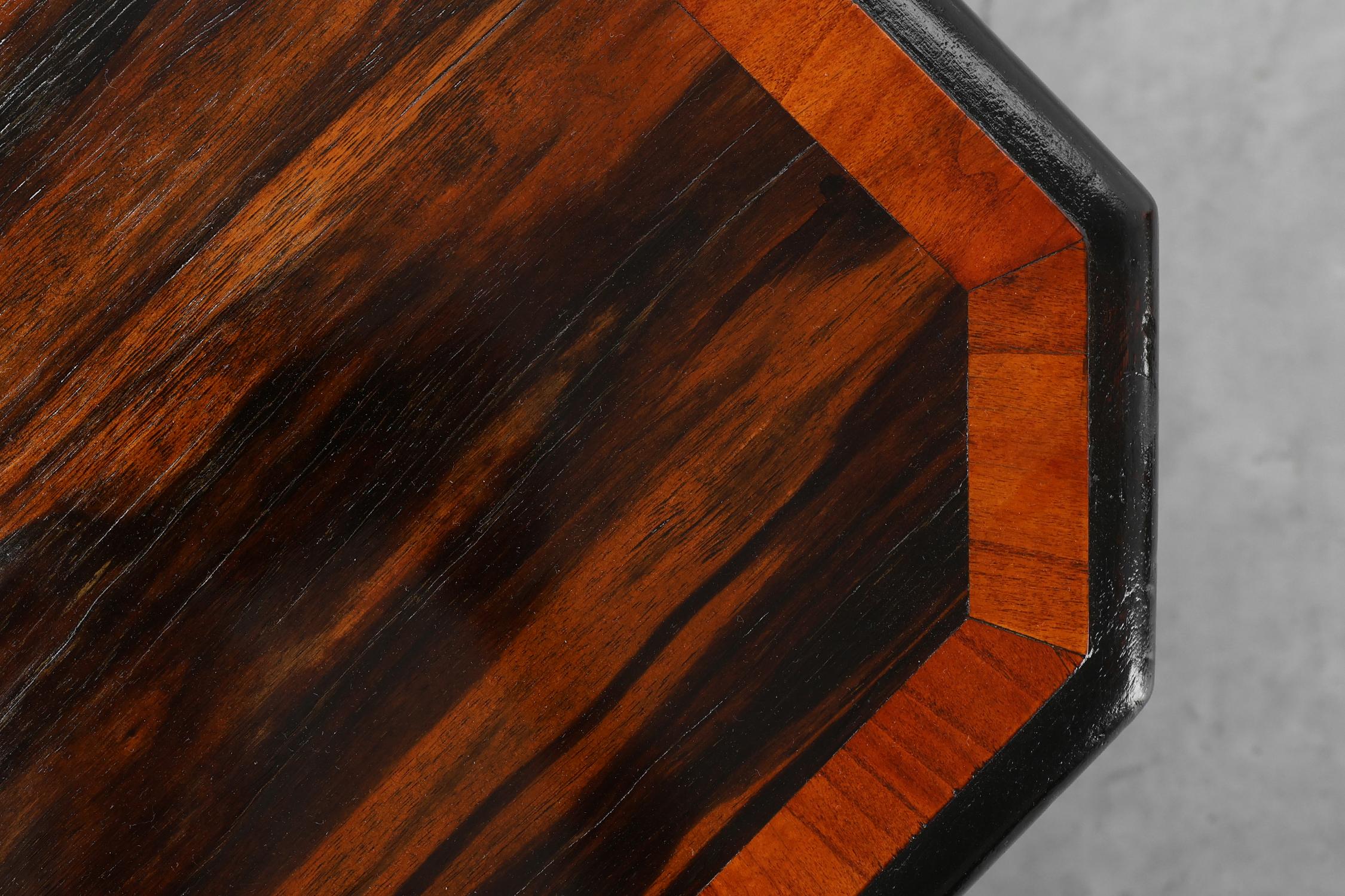 Tavolino inglese del XIX secolo con intarsio geometrico in legno di John Taylor & Sons In condizioni buone in vendita a Meulebeke, BE