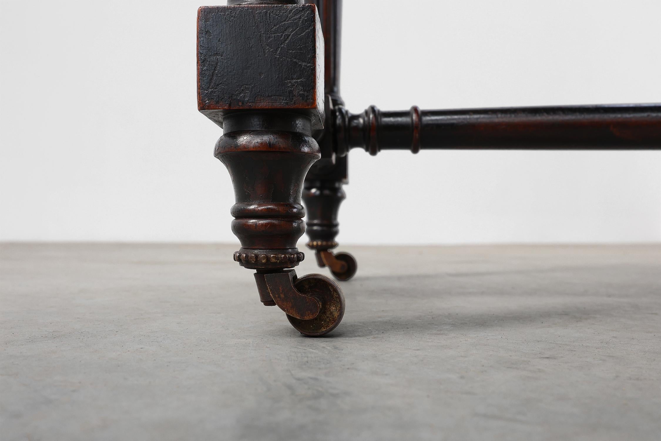Tavolino inglese del XIX secolo con intarsio geometrico in legno di John Taylor & Sons in vendita 3