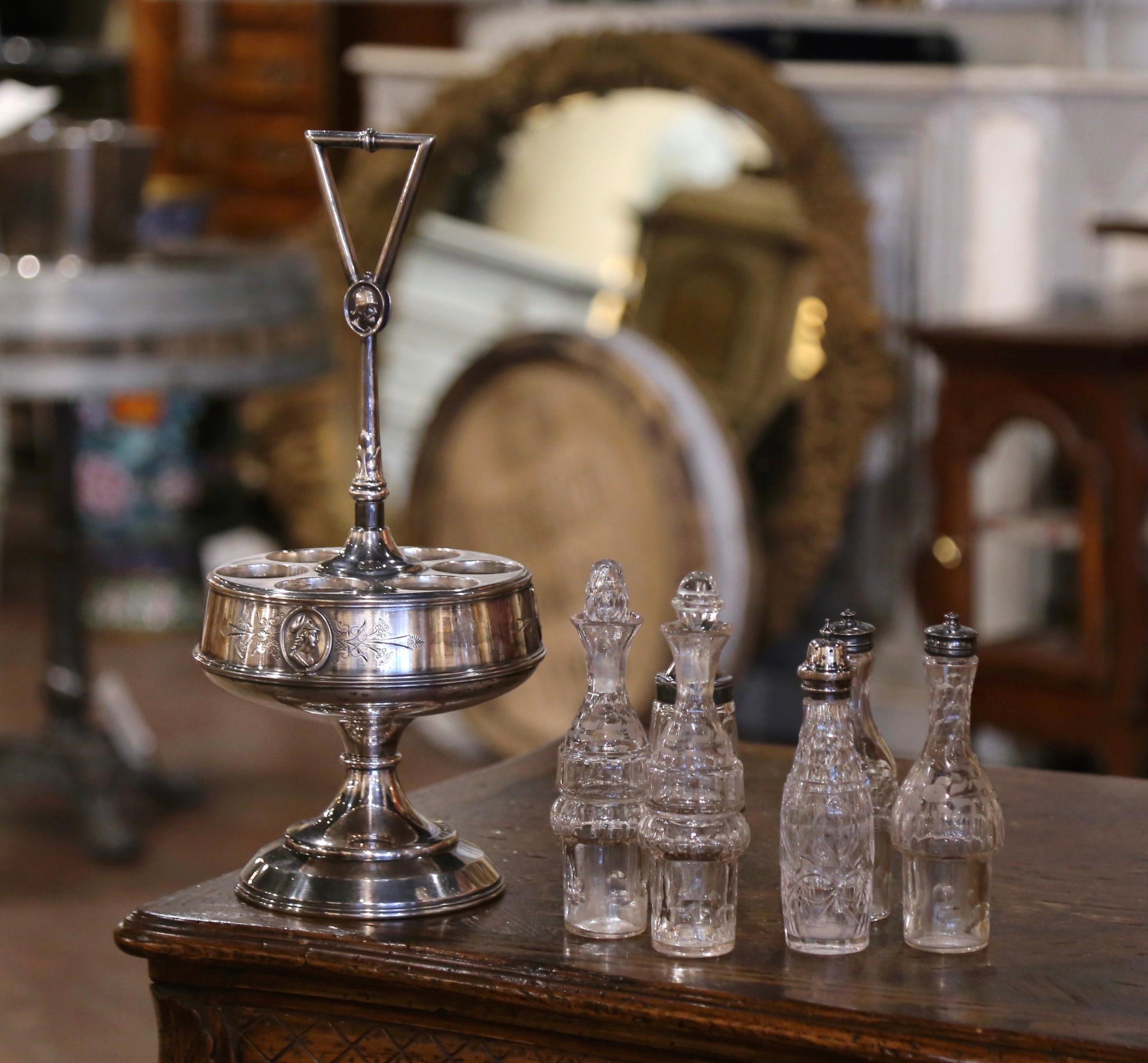 XIXe siècle Ensemble de burettes anglaises du 19e siècle en argent et cristal complété par six bouteilles en vente