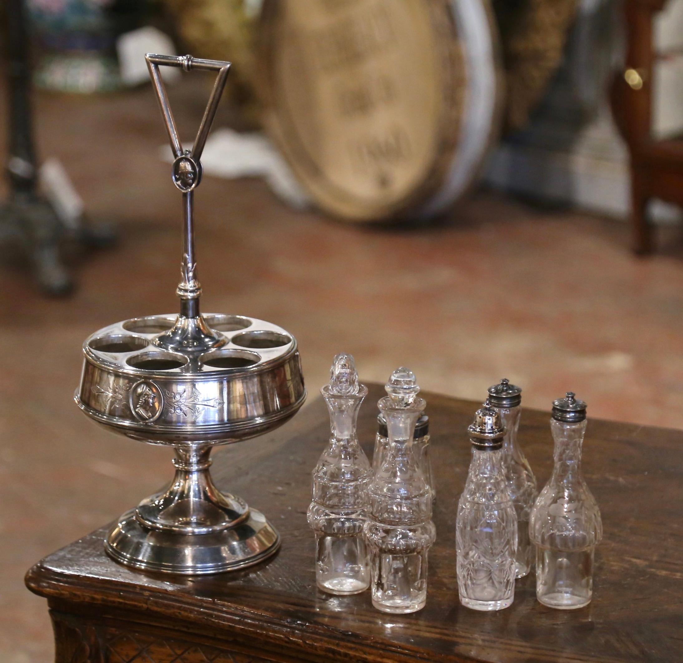 Argent Ensemble de burettes anglaises du 19e siècle en argent et cristal complété par six bouteilles en vente
