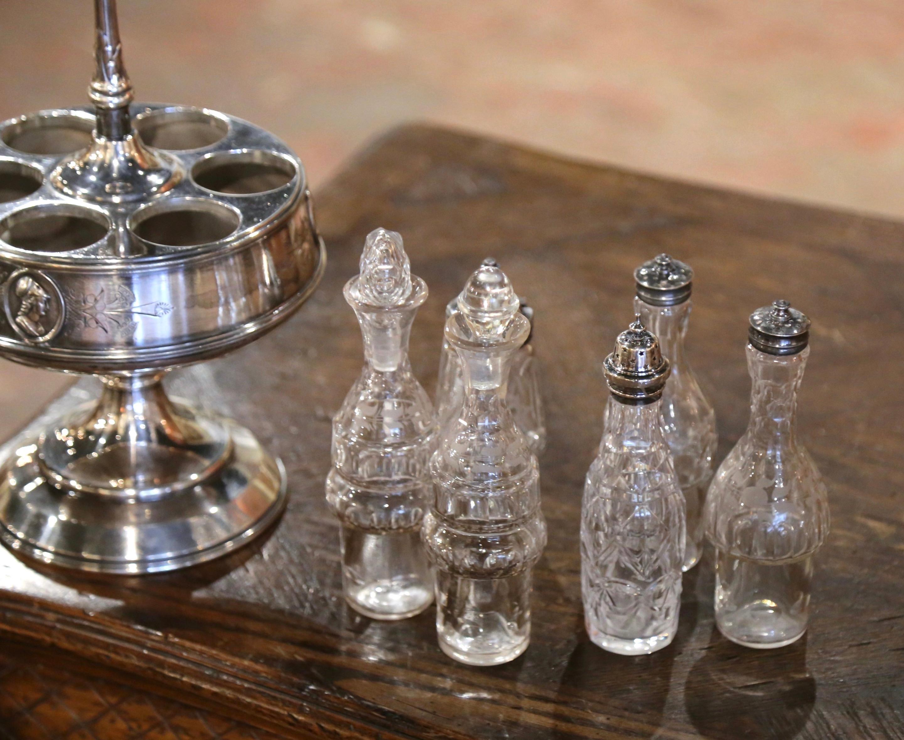 Ensemble de burettes anglaises du 19e siècle en argent et cristal complété par six bouteilles en vente 2