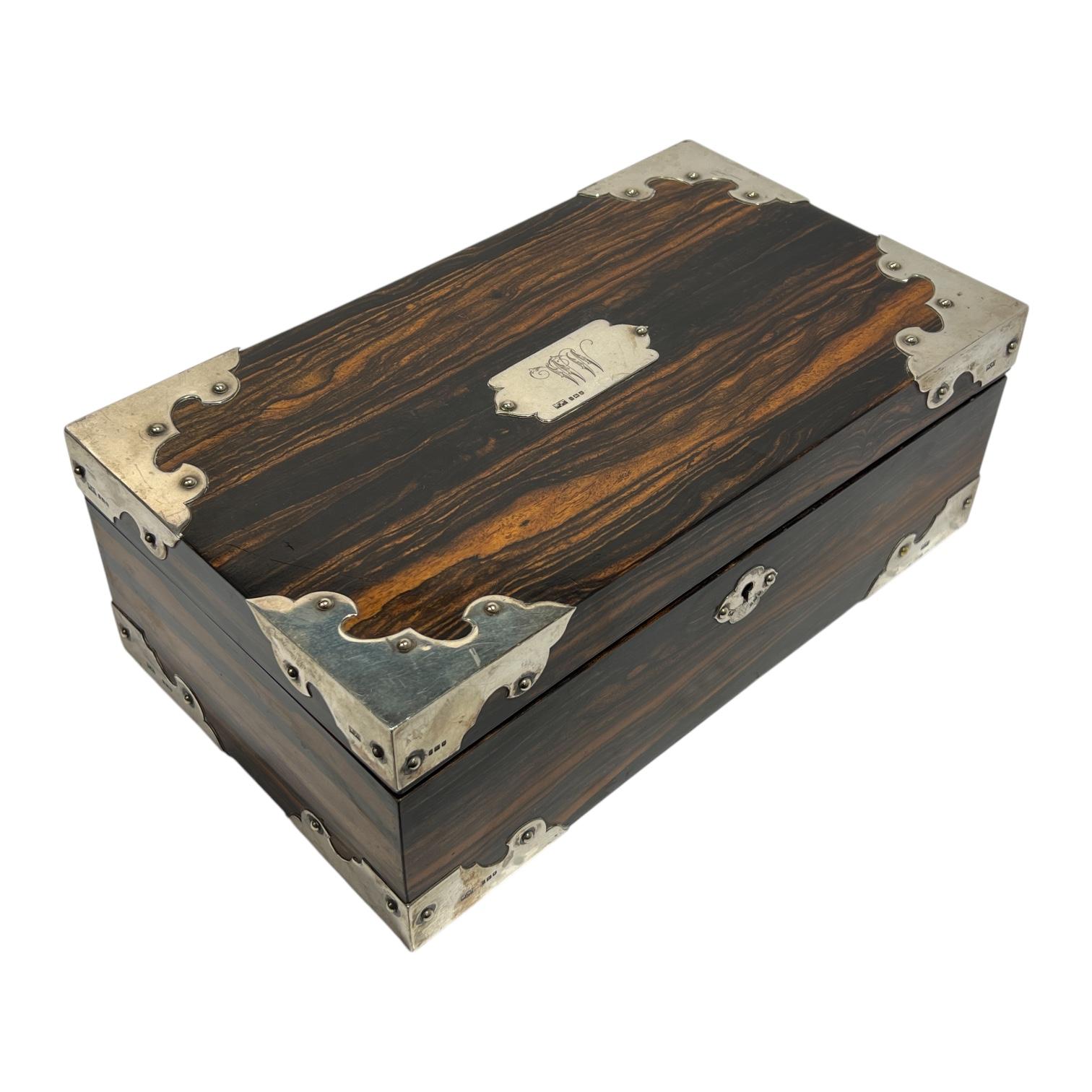 Bellissima scatola antica realizzata in ebano macassar o in legno di coromandel con montature in argento sterling da Mappin & Webb di Wood.  Con marchio del produttore e piccola H in un cartiglio lobato che è il marchio della data del 1923. 