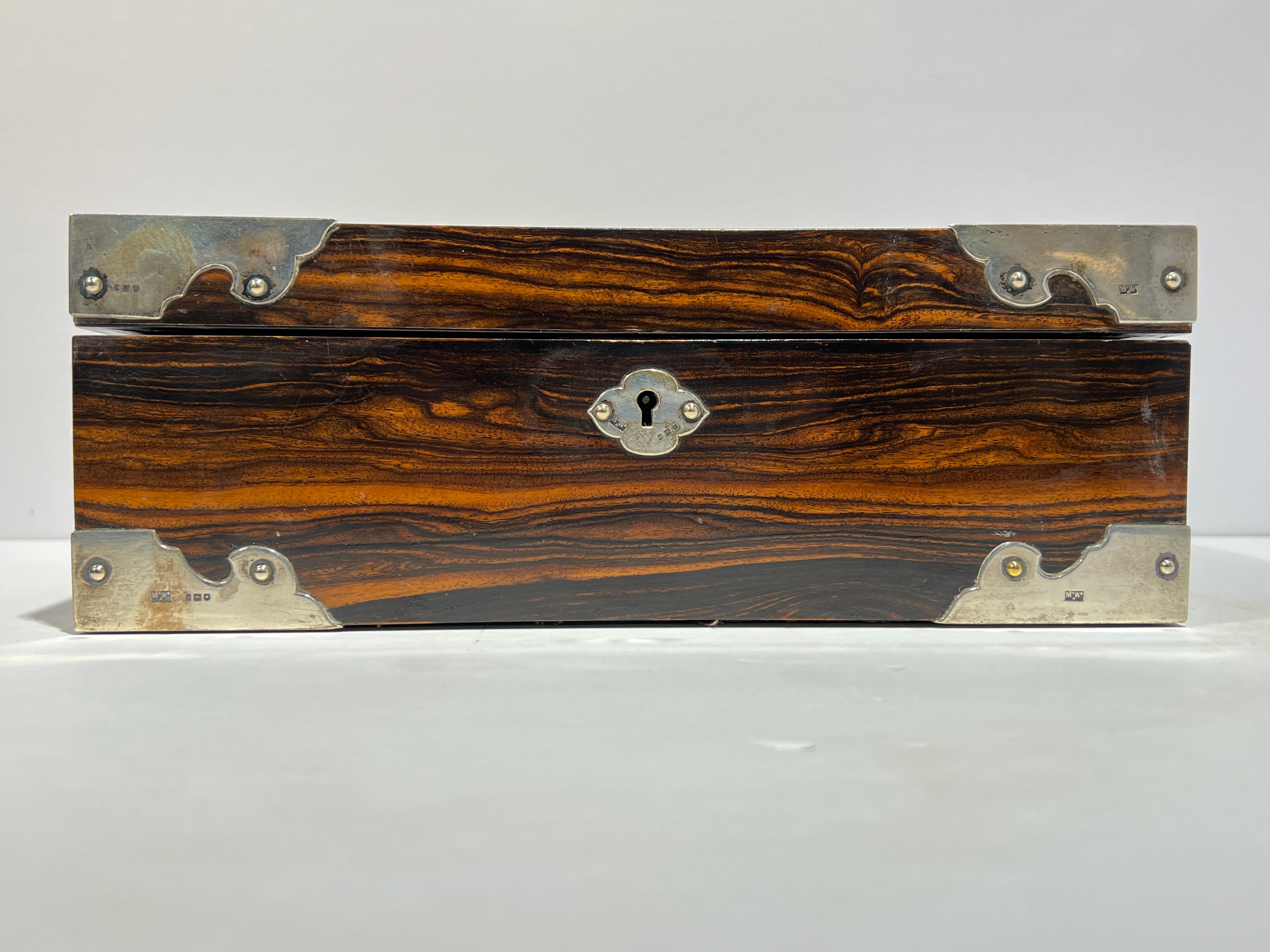 XX secolo Scatola inglese del XIX secolo con montatura in argento ed ebano Macassar in vendita