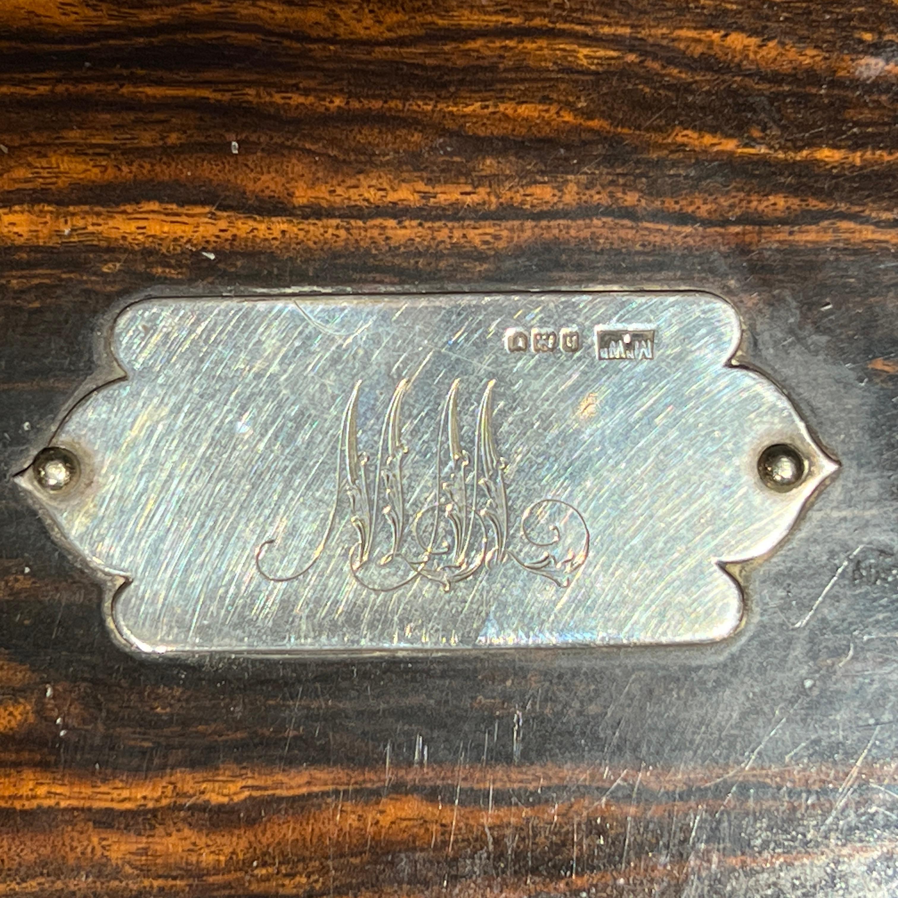 Argento 925 Scatola inglese del XIX secolo con montatura in argento ed ebano Macassar in vendita