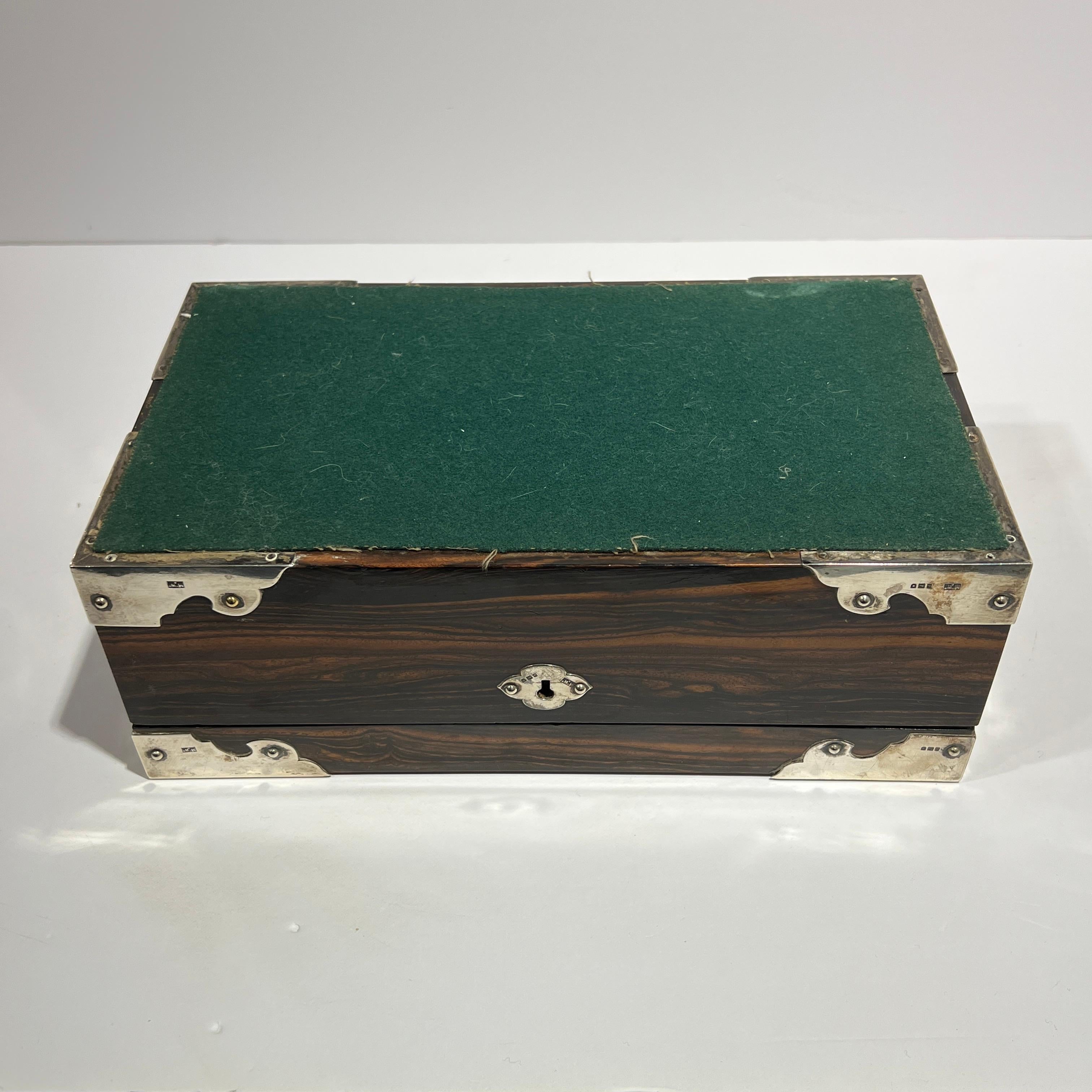 Scatola inglese del XIX secolo con montatura in argento ed ebano Macassar in vendita 2