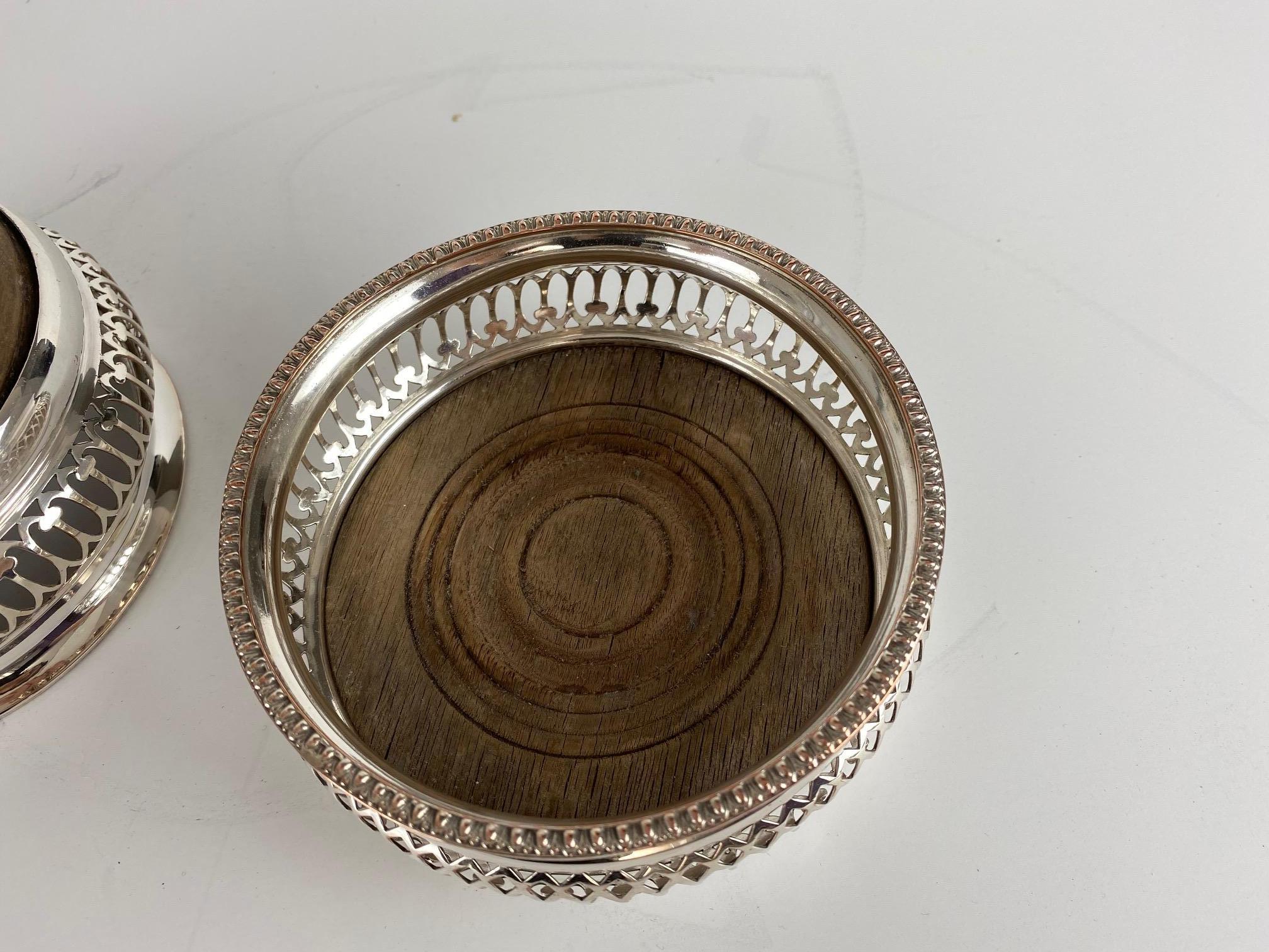 Anglais Sous-verre à vigne en métal argenté anglais du 19e siècle (2 pièces) en vente