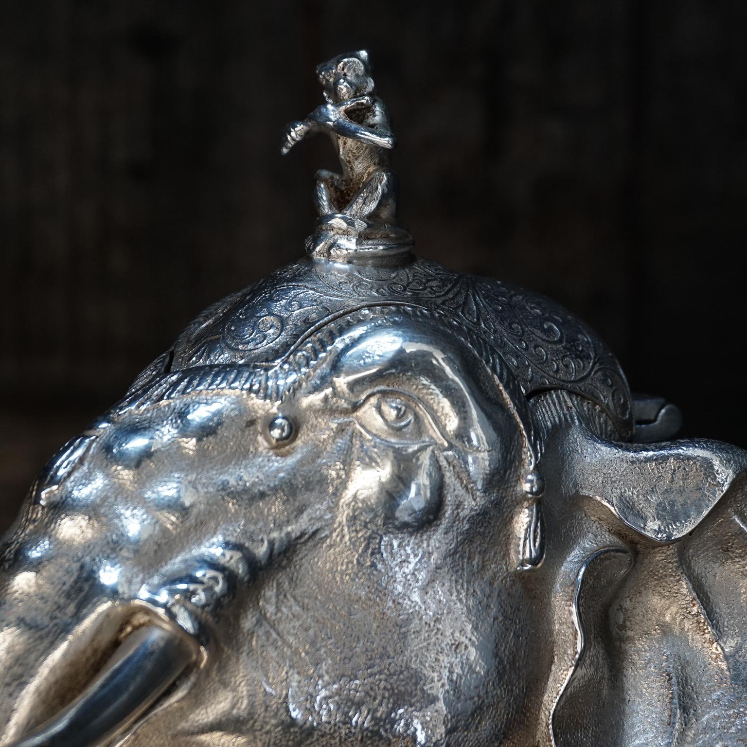 19th Century English Silver Plated Elephant Inkwell with Little Monkey In Excellent Condition In Haarlem, NL