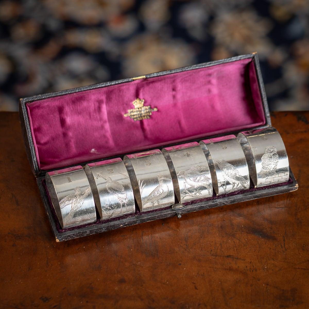  Antico set vittoriano del XIX secolo di sei portatovaglioli e segnaposti in argento placcato. Ogni portatovaglioli è inciso con fiori e uccelli altamente decorativi nello stile orientale di ispirazione giapponese. Il set viene fornito in una