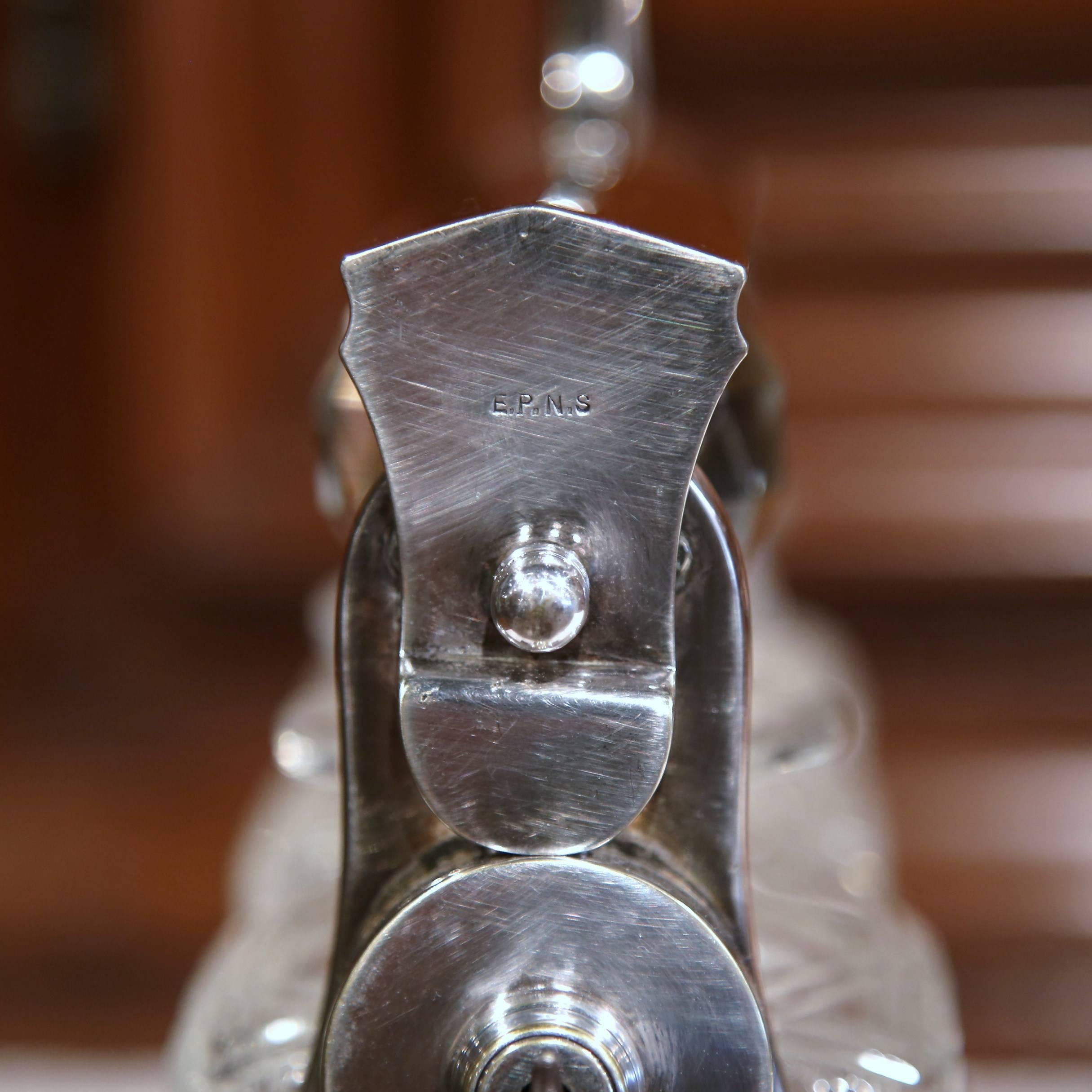 Tantale anglais du 19ème siècle à trois carafes en métal argenté avec mécanisme de verrouillage en vente 1