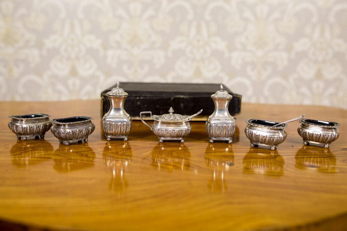 Nous vous présentons ce set en argent 0.958.
Marques d'essai lisibles de l'Assay Office de Chester sur le revers des récipients.
Grâce au style des lettres et à la forme du bouclier, nous sommes en mesure de dater précisément ces articles de