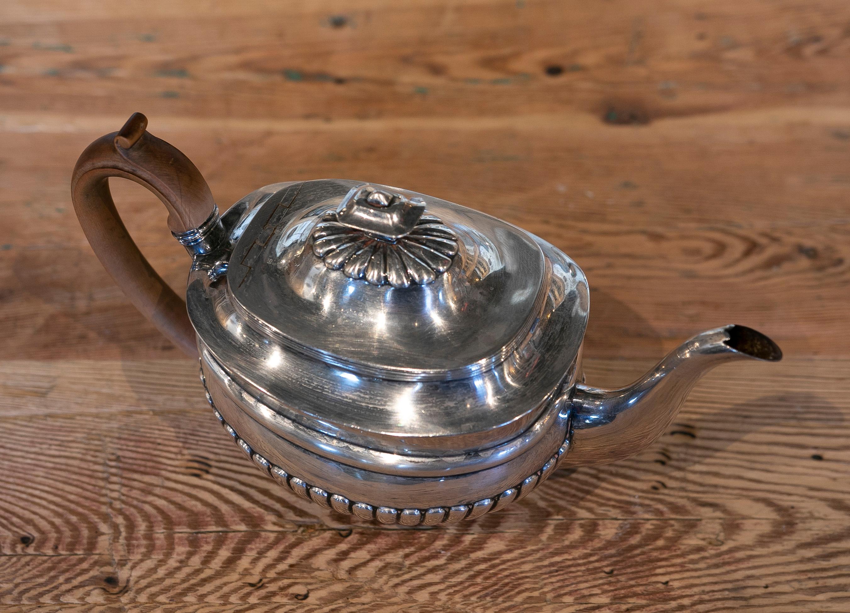 Englische Silber-Teekanne des 19. Jahrhunderts mit englischem Holzdeckel und Henkel im Angebot 4
